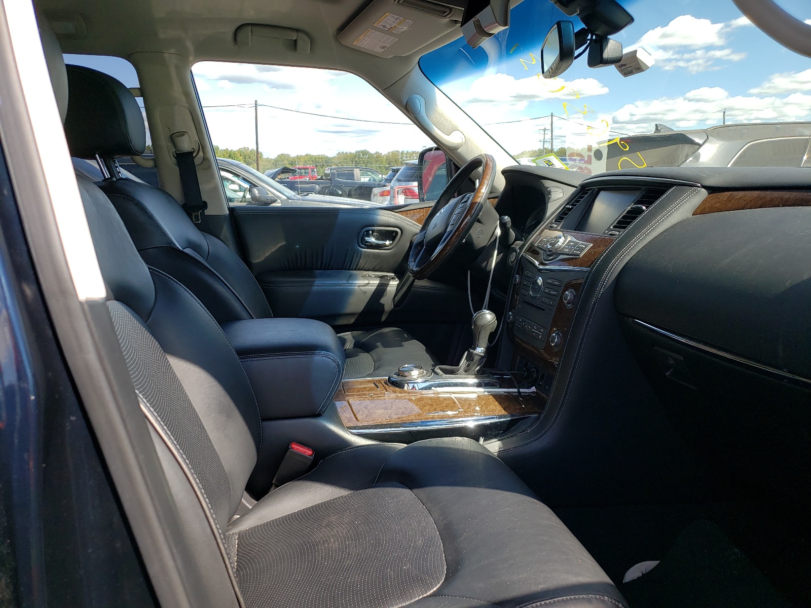 Photo 5 from auction – 2015 INFINITI QX80 with VIN JN8AZ2NC9F9370381
