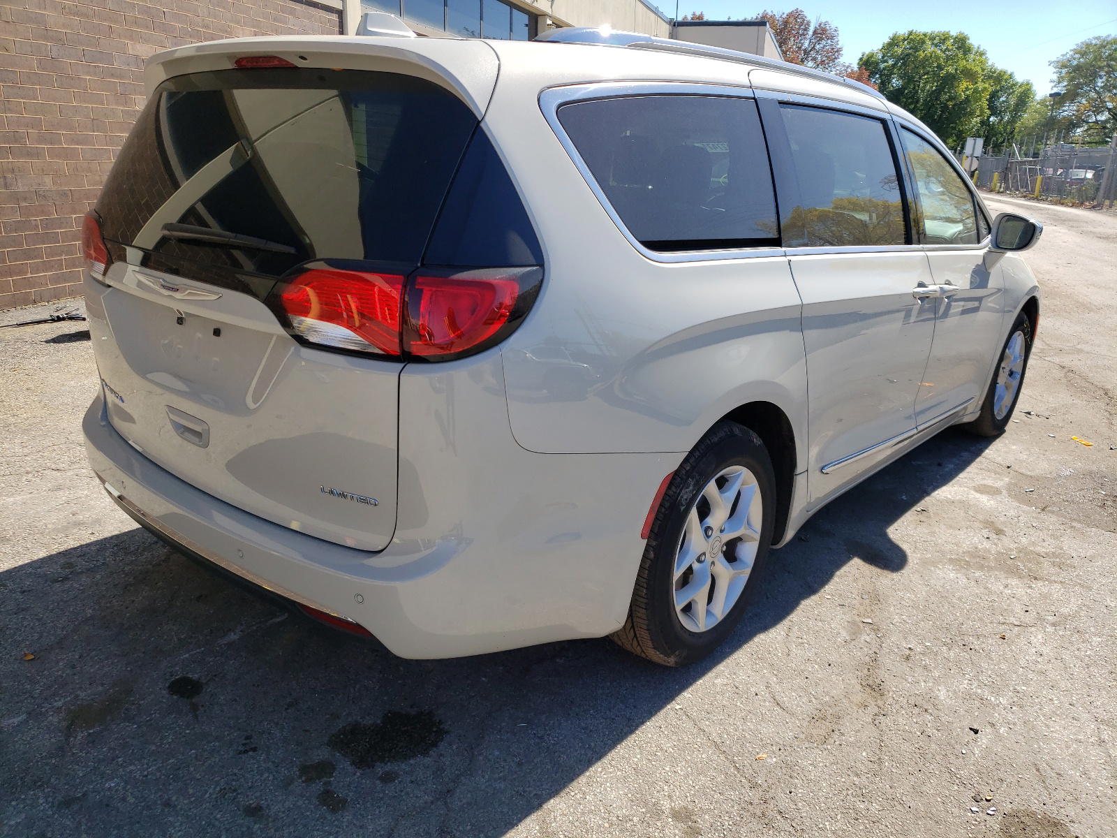 Photo 4 from auction – 2020 CHRYSLER PACIFICA L with VIN 2C4RC1GG1LR187105