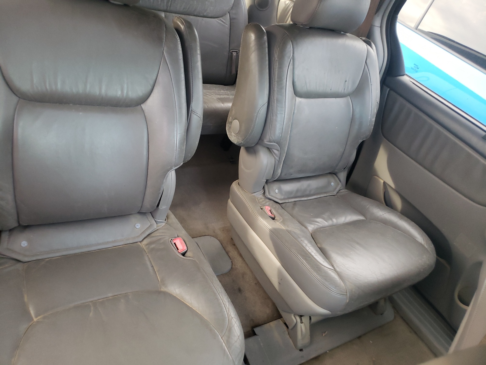 Photo 6 from auction – 2005 TOYOTA SIENNA XLE with VIN 5TDBA22C85S044390