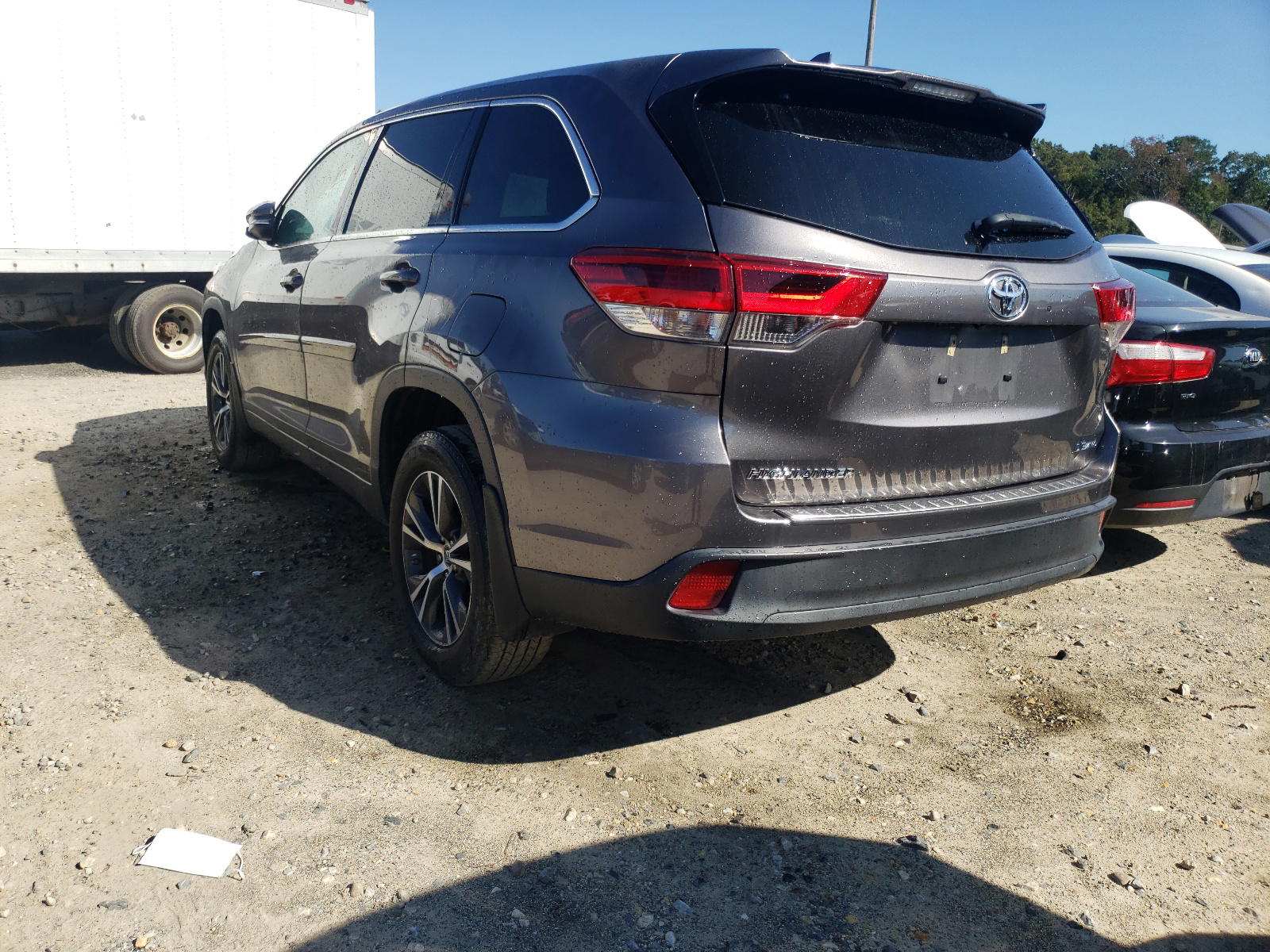 Photo 3 from auction – 2018 TOYOTA HIGHLANDER with VIN 5TDBZRFH3JS882845