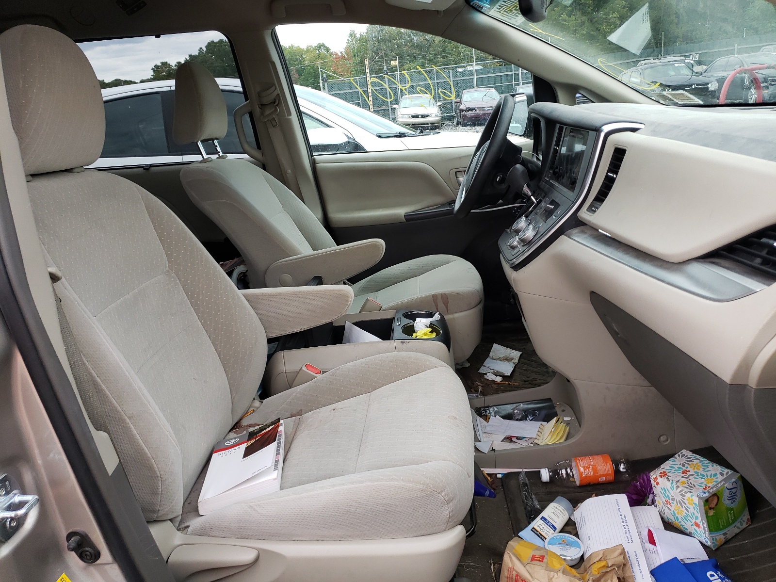 Photo 5 from auction – 2017 TOYOTA SIENNA LE with VIN 5TDKZ3DC9HS819053
