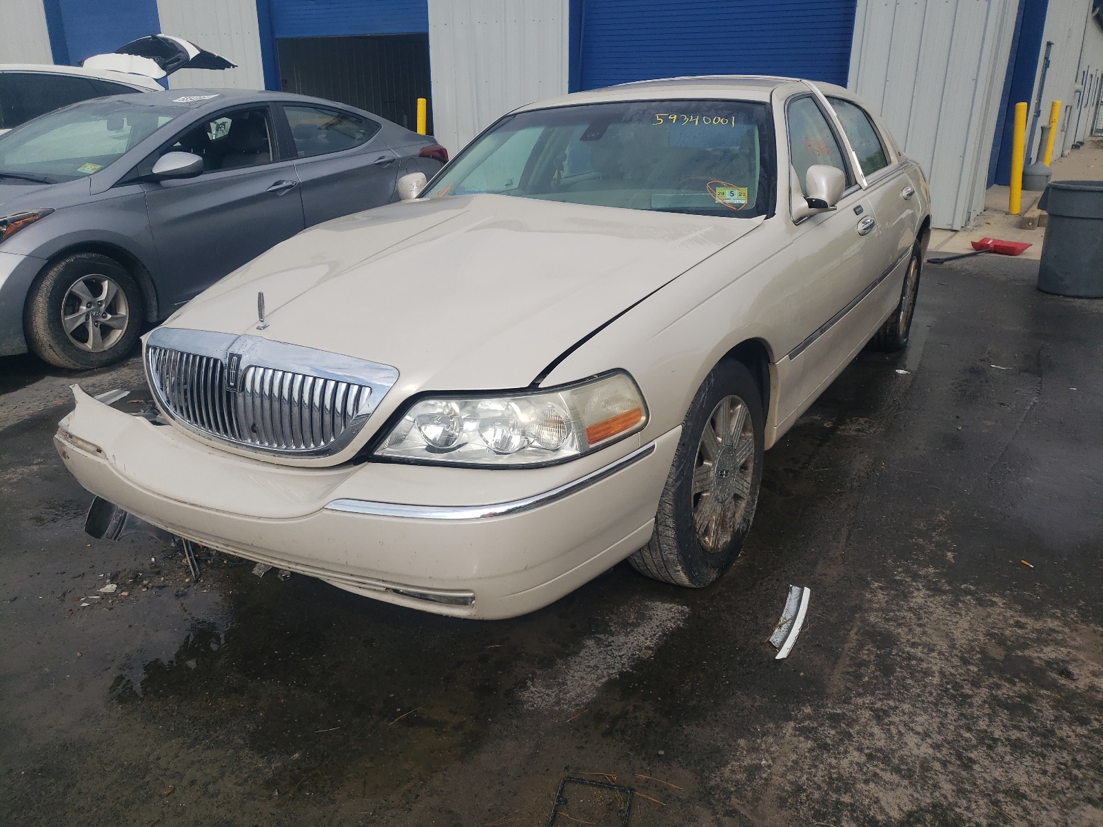 Photo 2 from auction – 2003 LINCOLN TOWN CAR C with VIN 1LNHM83W33Y615570