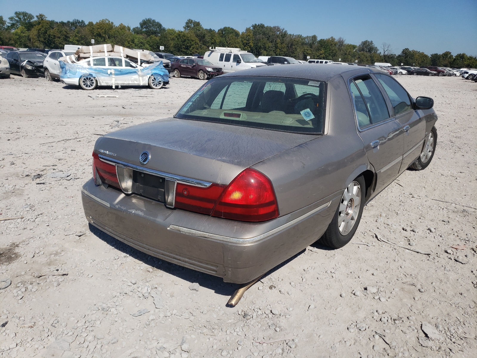 Photo 4 from auction – 2003 MERCURY GRAND MARQ with VIN 2MEFM75W33X682378