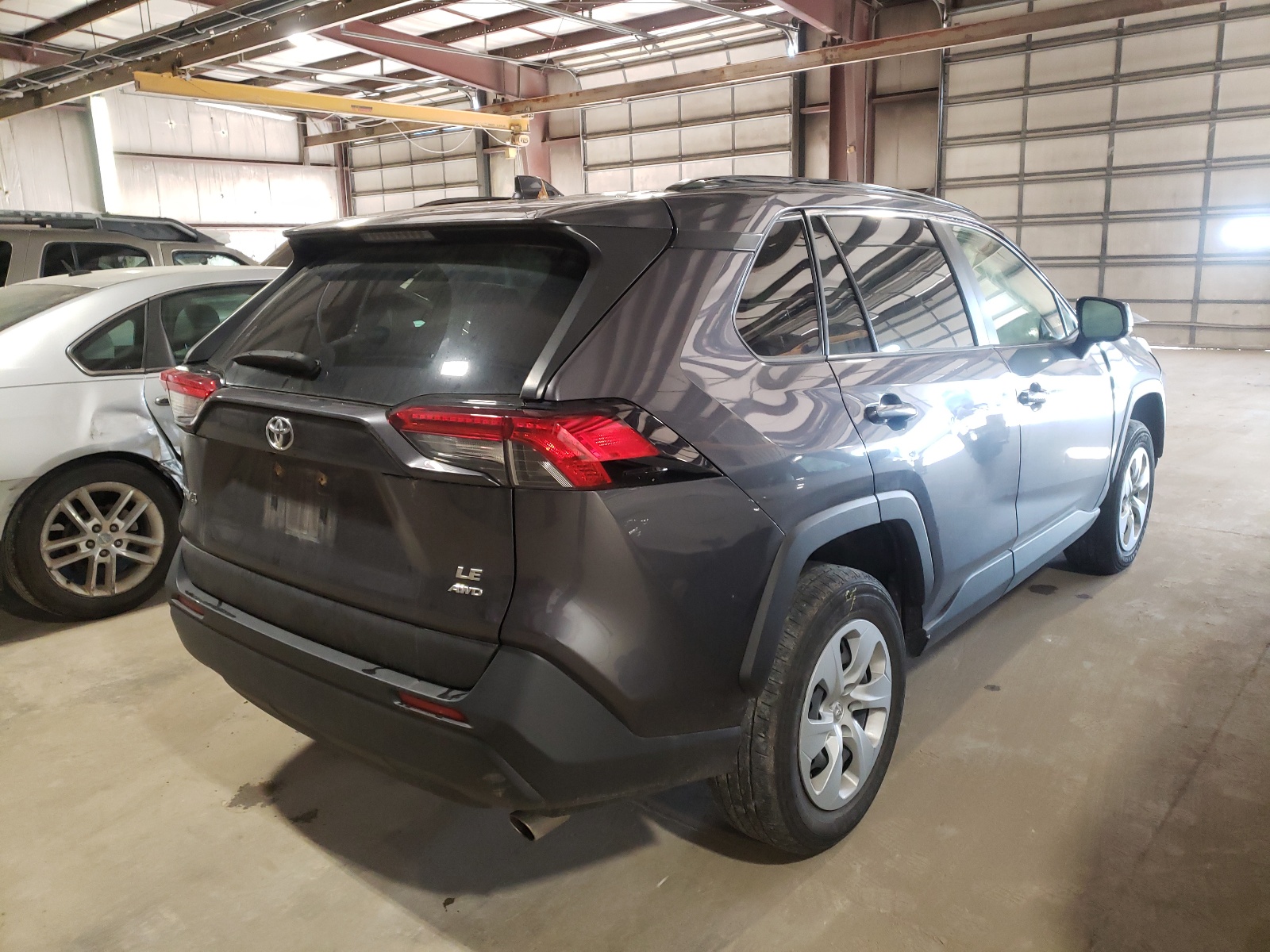 Photo 4 from auction – 2019 TOYOTA RAV4 LE with VIN JTMF1RFVXKJ015701
