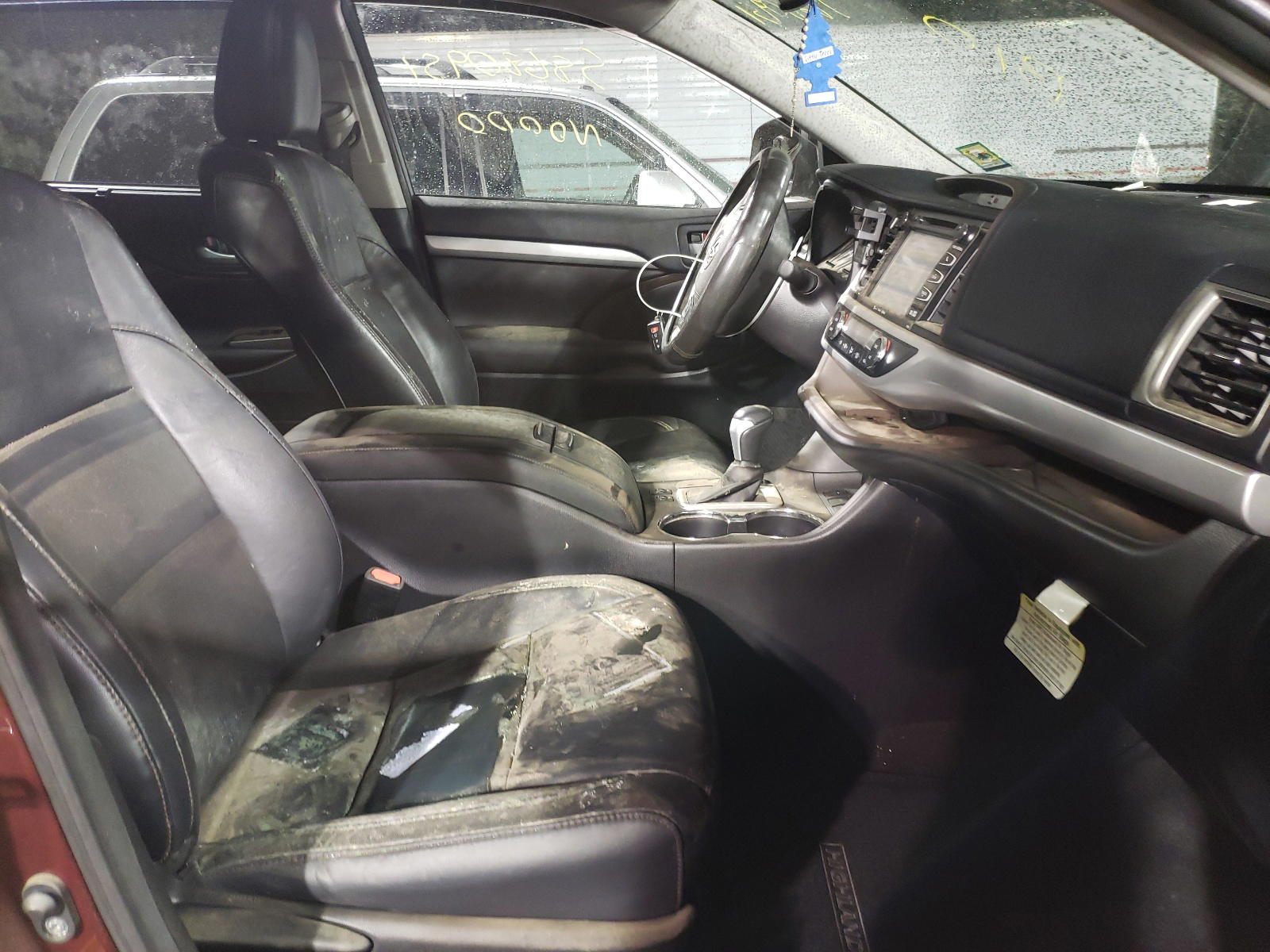 Photo 5 from auction – 2016 TOYOTA HIGHLANDER with VIN 5TDJKRFH6GS318180