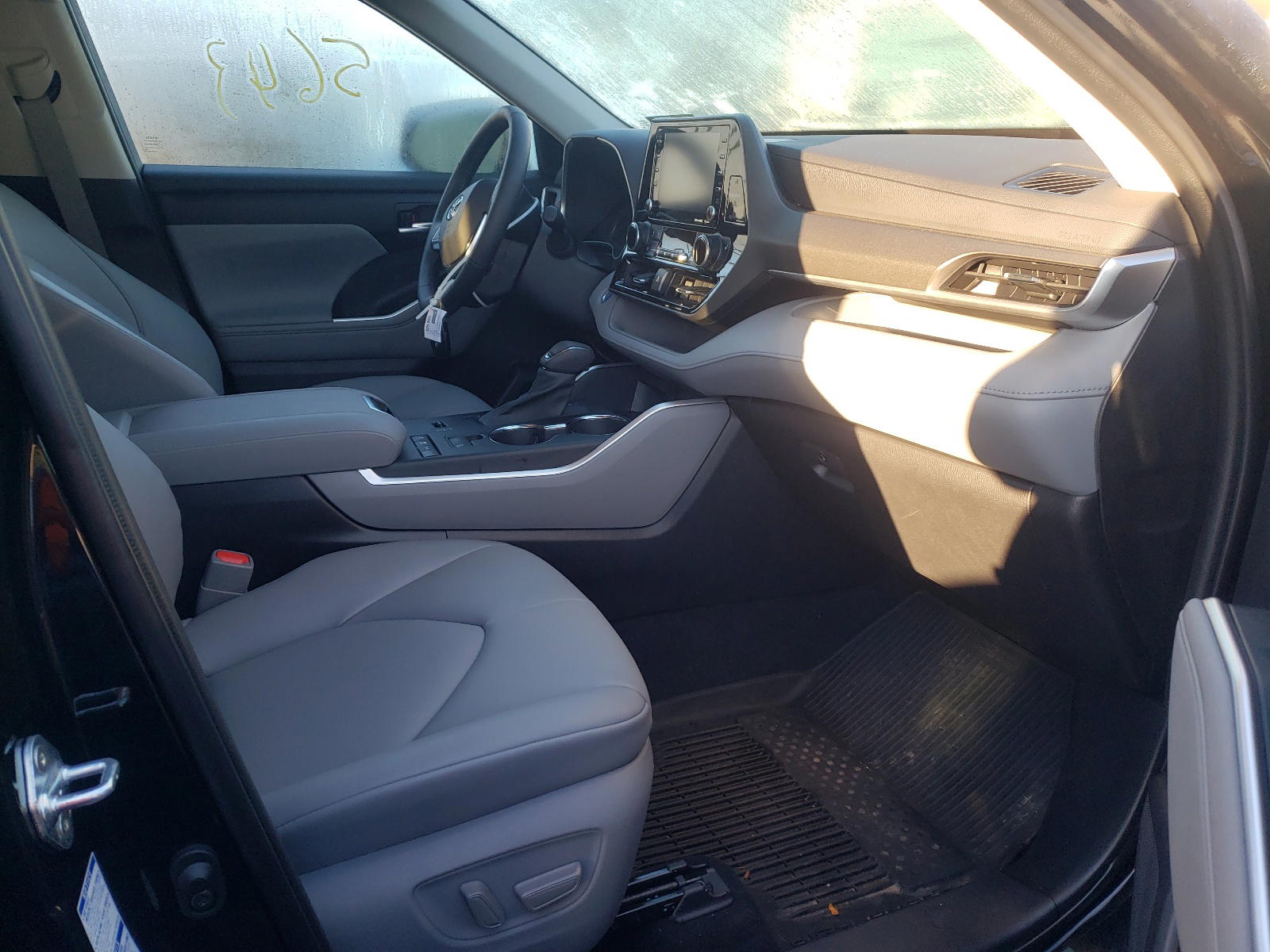 Photo 5 from auction – 2021 TOYOTA HIGHLANDER with VIN 5TDGBRCH1MS047183
