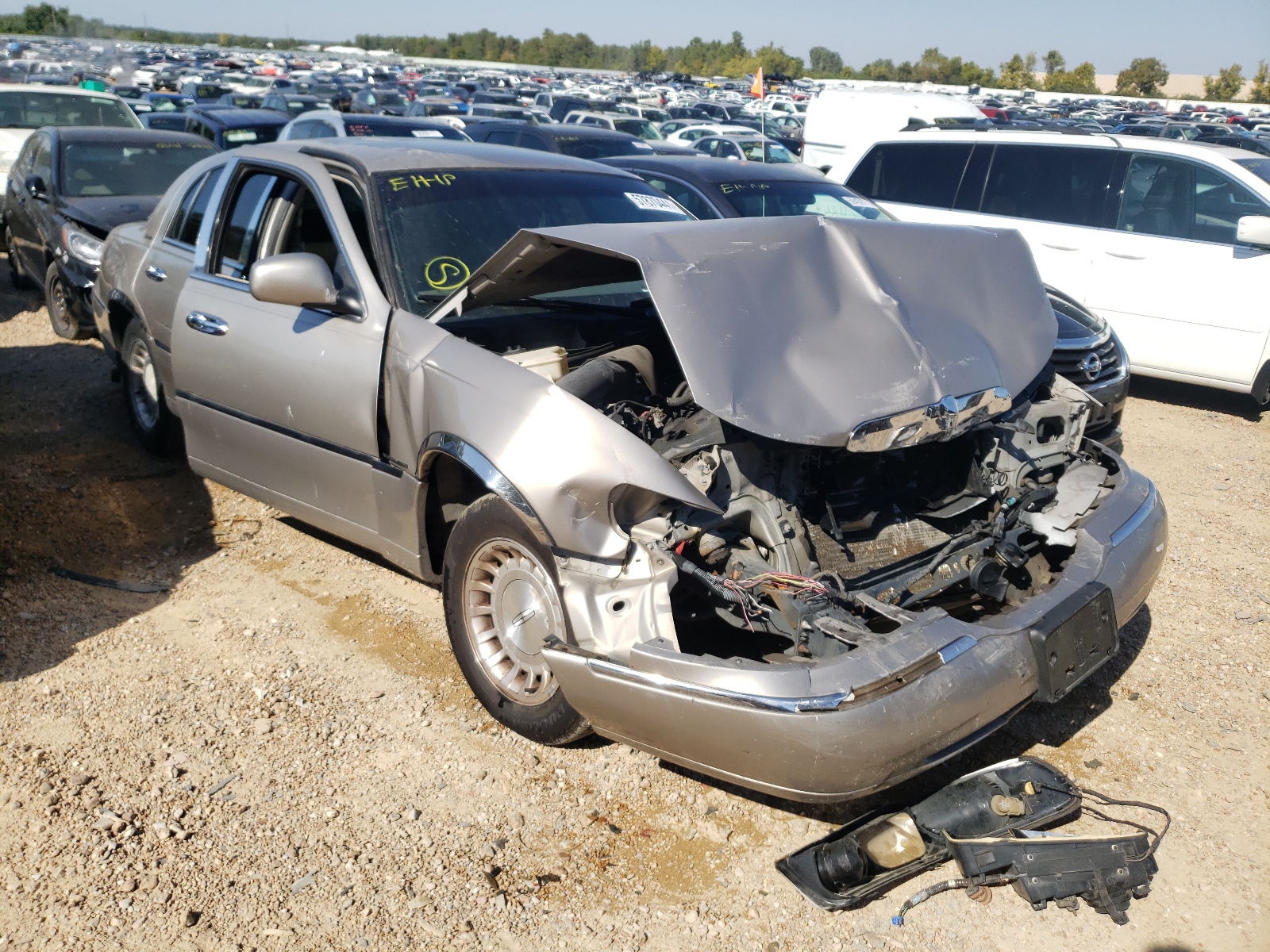 LINCOLN TOWN CAR E 1999 with VIN 1LNHM81W0XY690705 - Photo from auction
