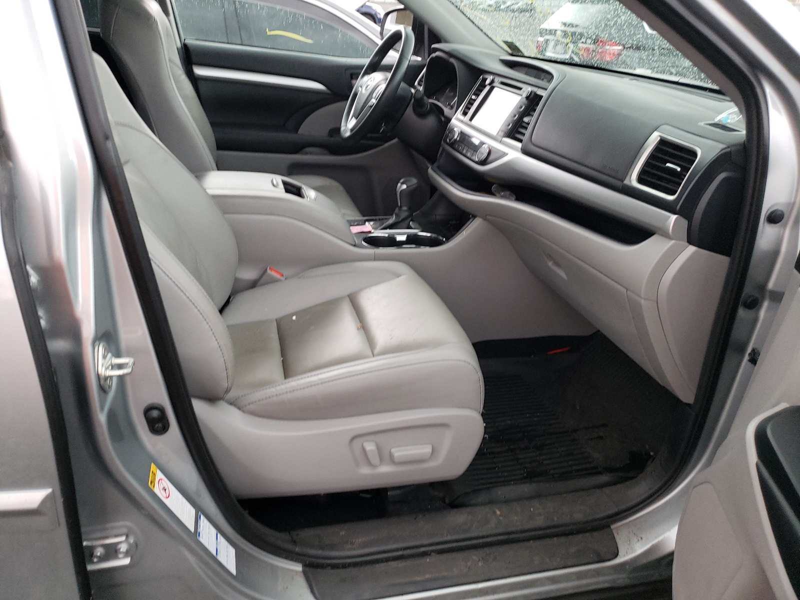 Photo 5 from auction – 2019 TOYOTA HIGHLANDER with VIN 5TDJZRFH2KS573588