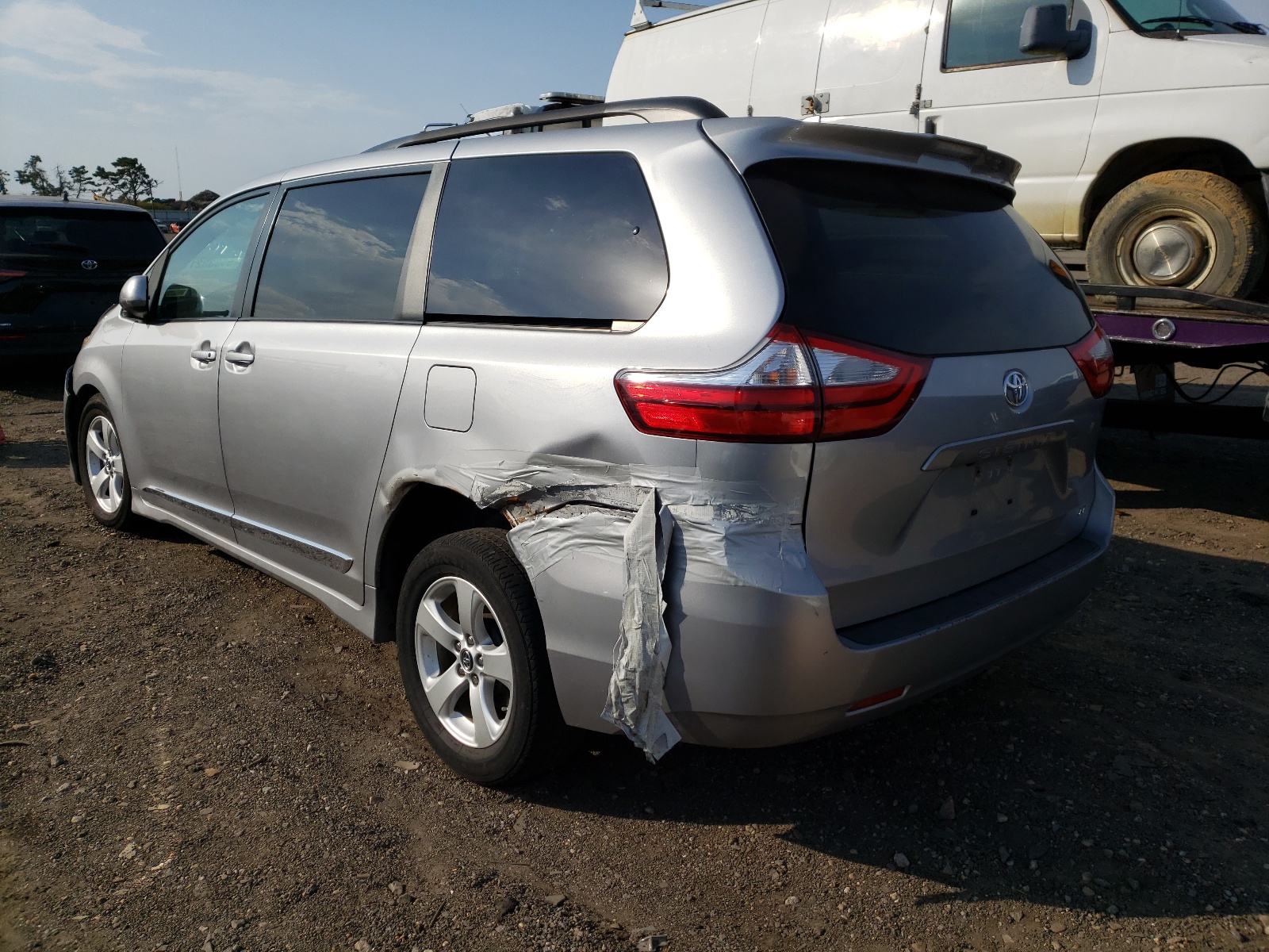 Photo 3 from auction – 2018 TOYOTA SIENNA LE with VIN 5TDKZ3DC2JS932901
