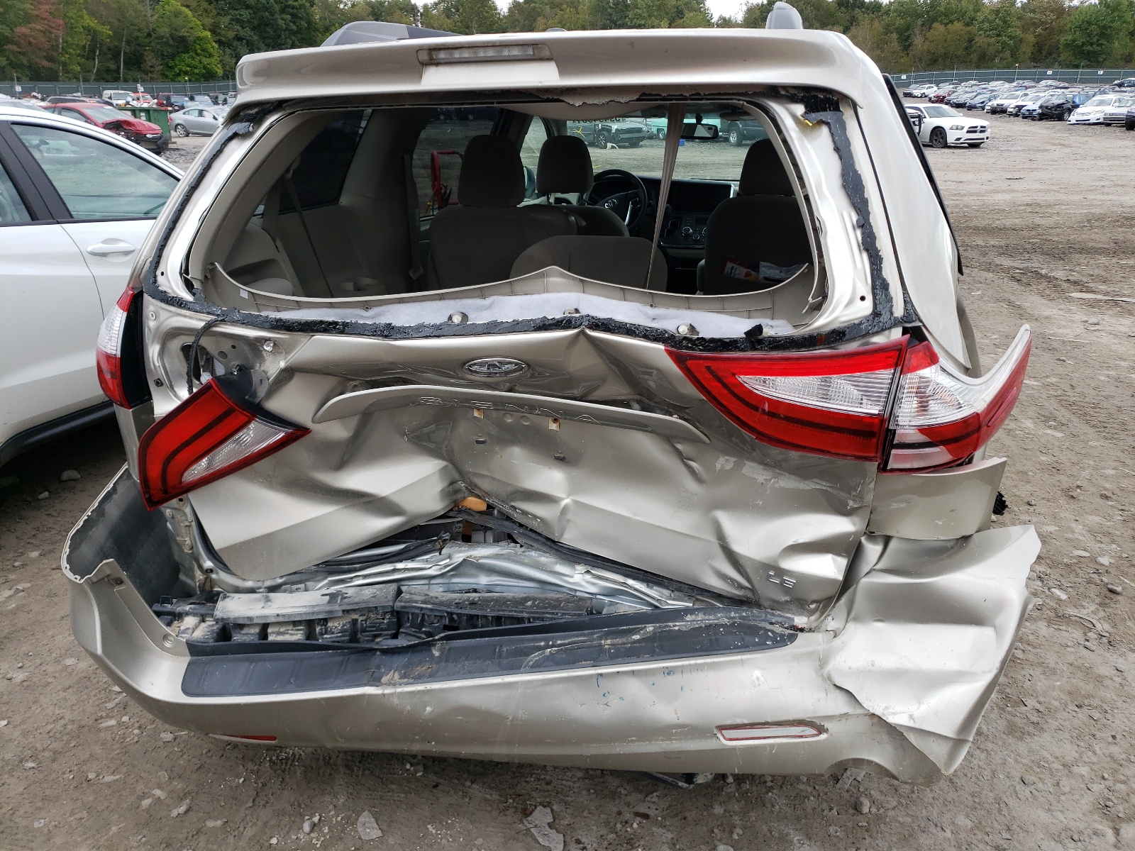 Photo 9 from auction – 2017 TOYOTA SIENNA LE with VIN 5TDKZ3DC9HS819053
