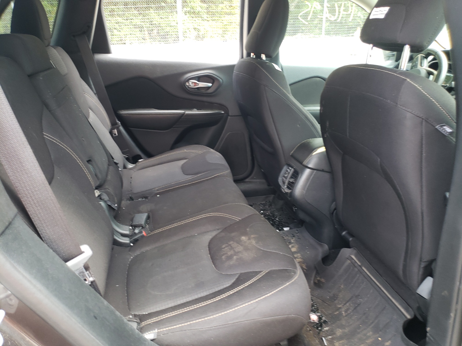 Photo 6 from auction – 2016 JEEP CHEROKEE L with VIN 1C4PJLCB1GW329548