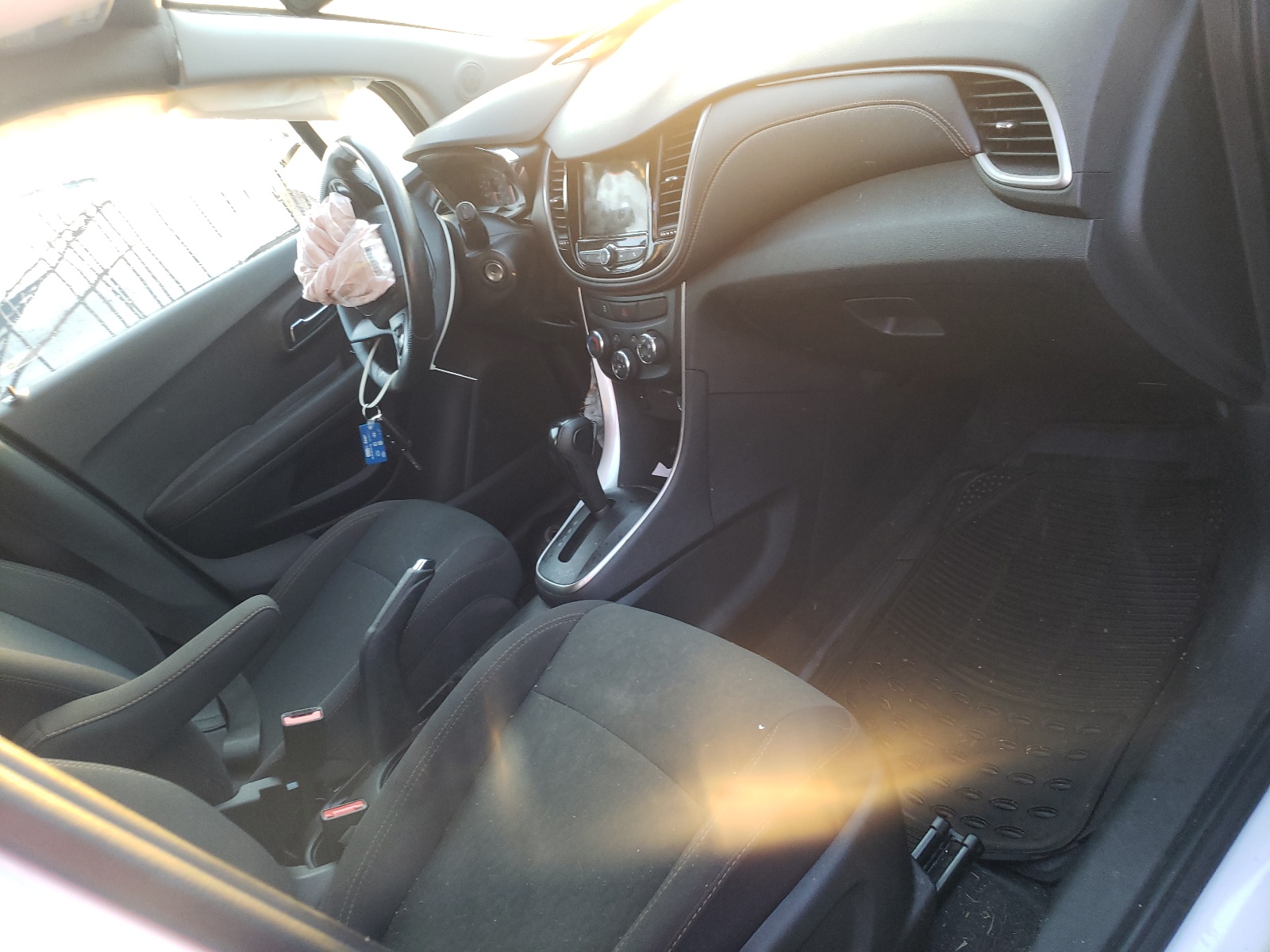 Photo 5 from auction – 2019 CHEVROLET TRAX LS with VIN 3GNCJKSB1KL389832