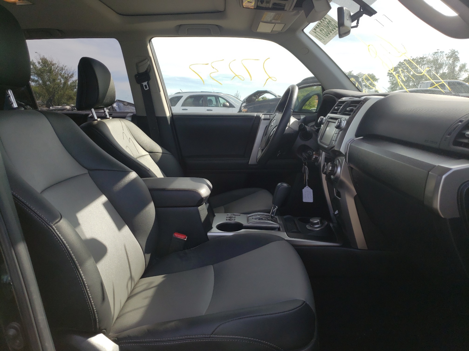 Photo 5 from auction – 2019 TOYOTA 4RUNNER SR with VIN JTEBU5JRXK5719037