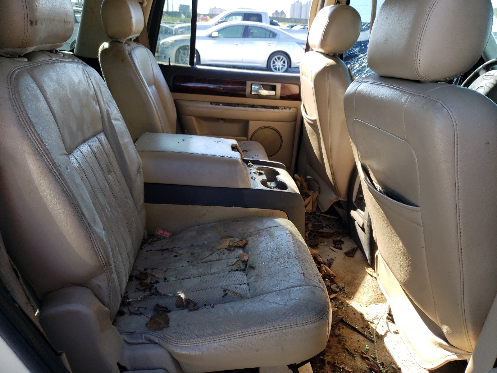 Photo 6 from auction – 2005 LINCOLN NAVIGATOR with VIN 5LMFU27585LJ08392