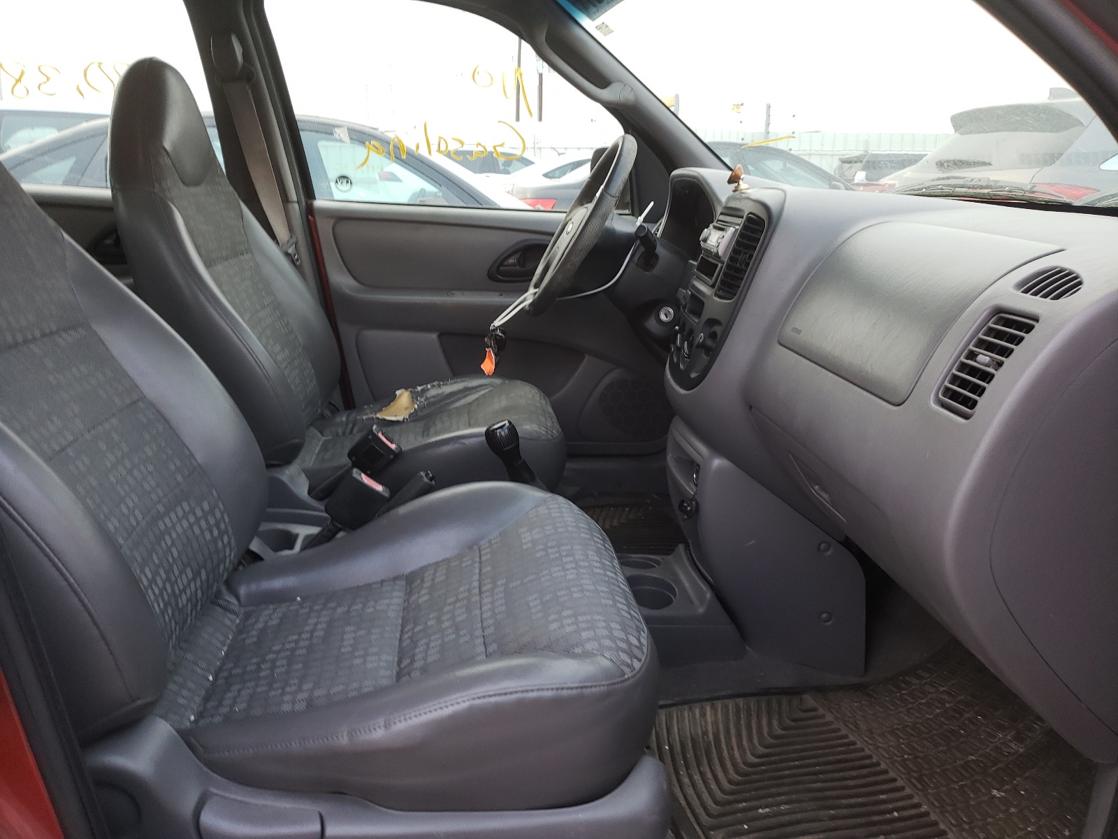 Photo 5 from auction – 2001 FORD ESCAPE XLS with VIN 1FMYU01B51KA47128