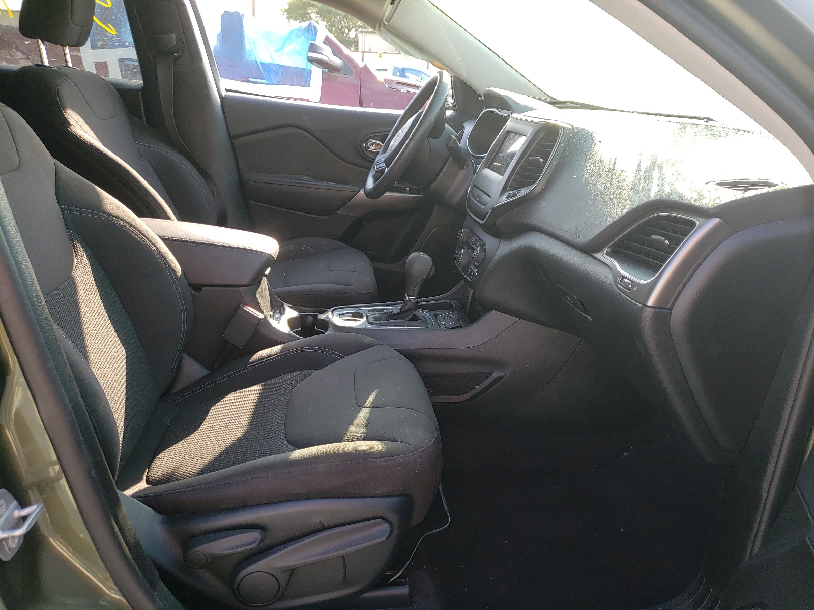 Photo 5 from auction – 2019 JEEP CHEROKEE L with VIN 1C4PJLCB5KD149803