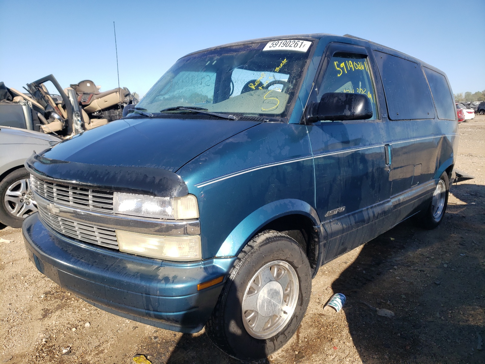 Photo 2 from auction – 2000 CHEVROLET ASTRO with VIN 1GNDM19W8YB208184