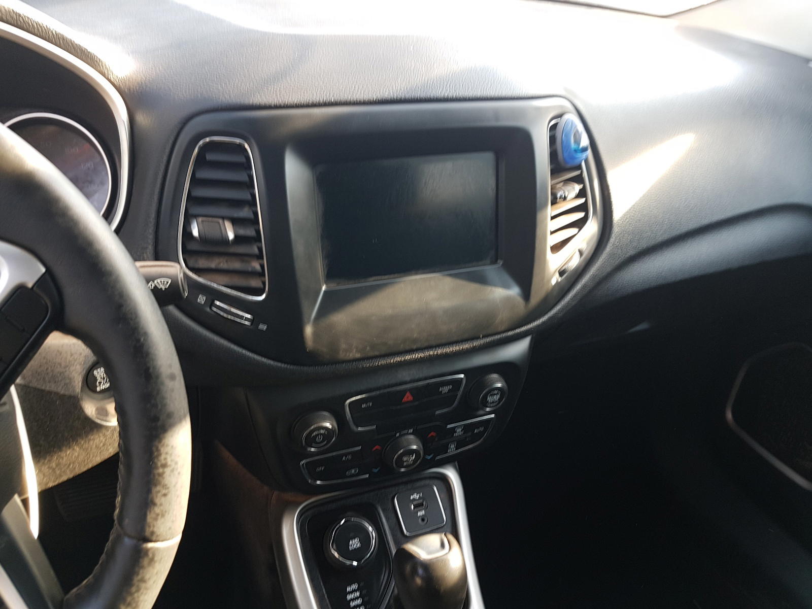 Photo 9 from auction – 2020 JEEP COMPASS LA with VIN 3C4NJDBBXLT205115