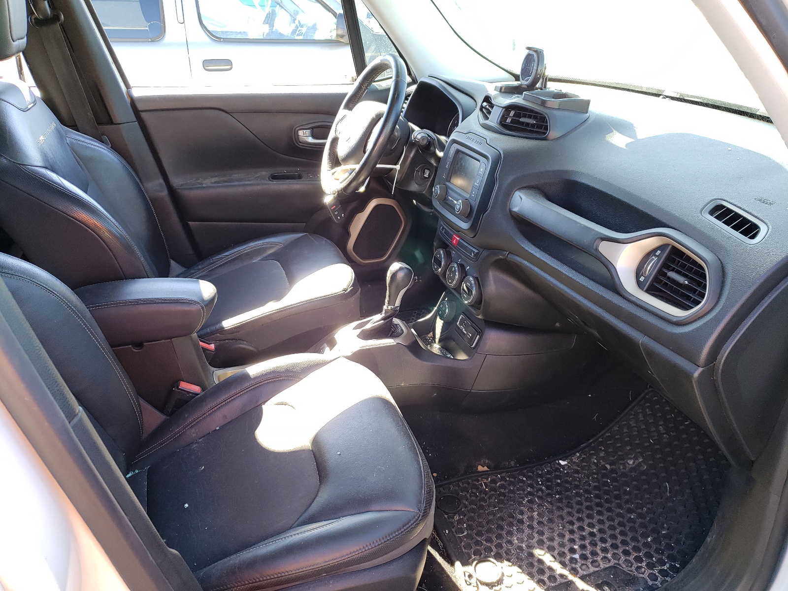 Photo 5 from auction – 2017 JEEP RENEGADE T with VIN ZACCJBCB8HPF02831