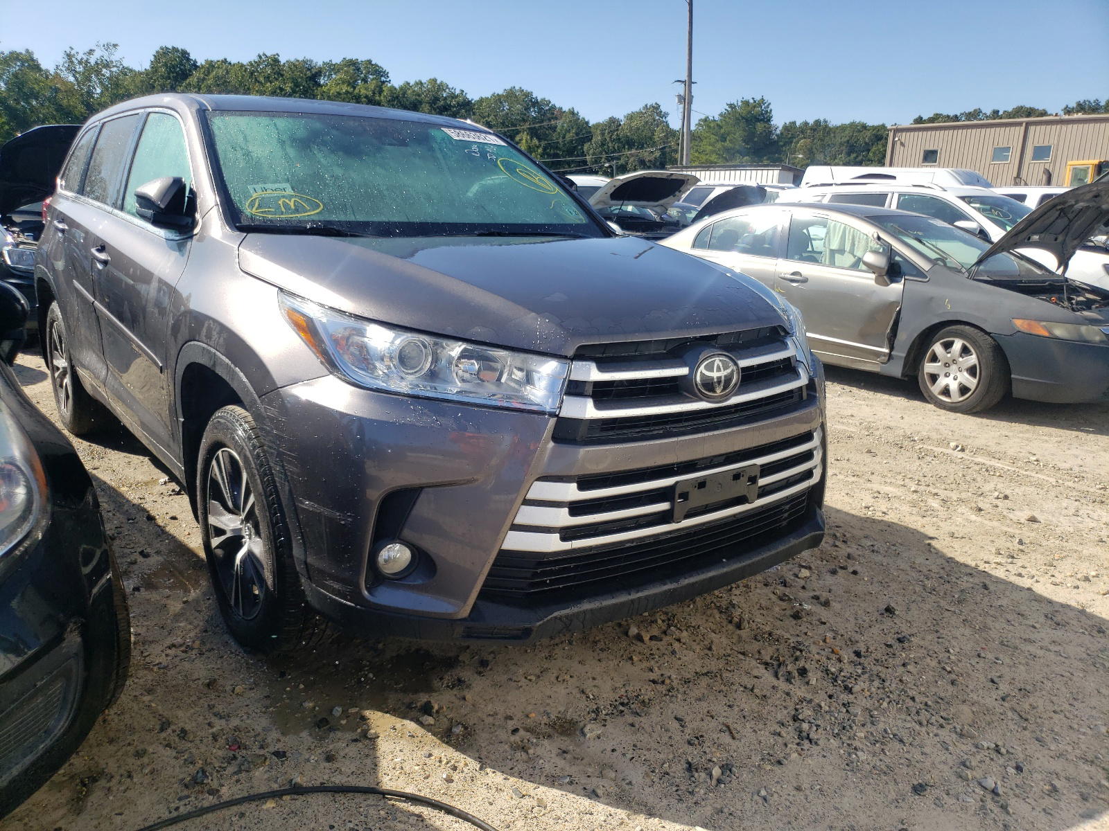 TOYOTA HIGHLANDER 2018 with VIN 5TDBZRFH3JS882845 - Photo from auction