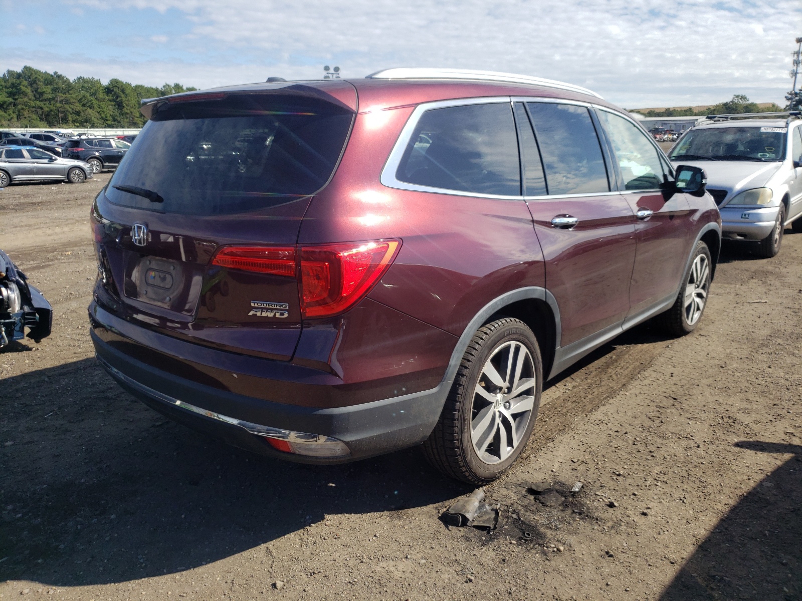 Photo 4 from auction – 2017 HONDA PILOT TOUR with VIN 5FNYF6H94HB039422