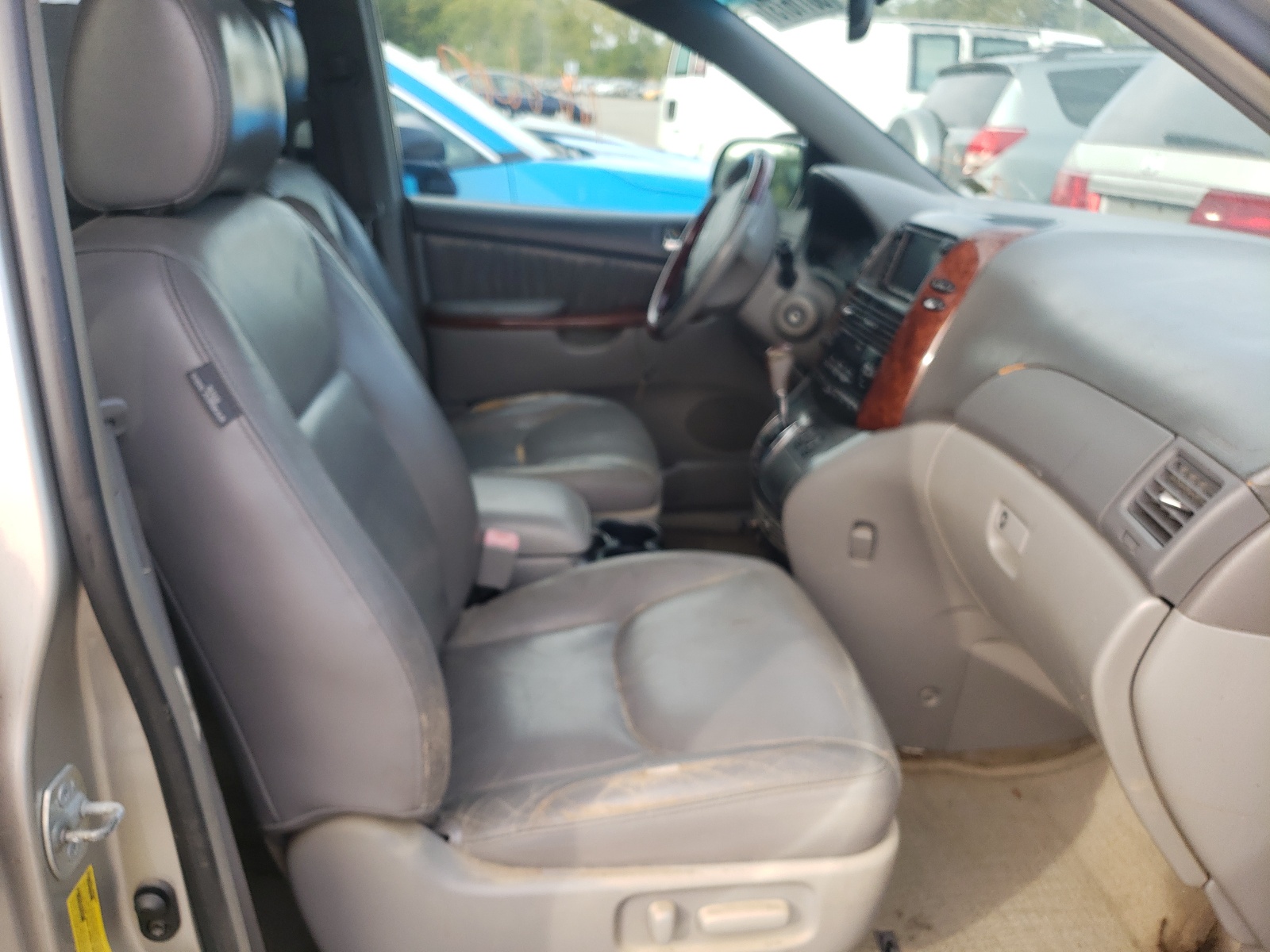 Photo 5 from auction – 2005 TOYOTA SIENNA XLE with VIN 5TDBA22C85S044390