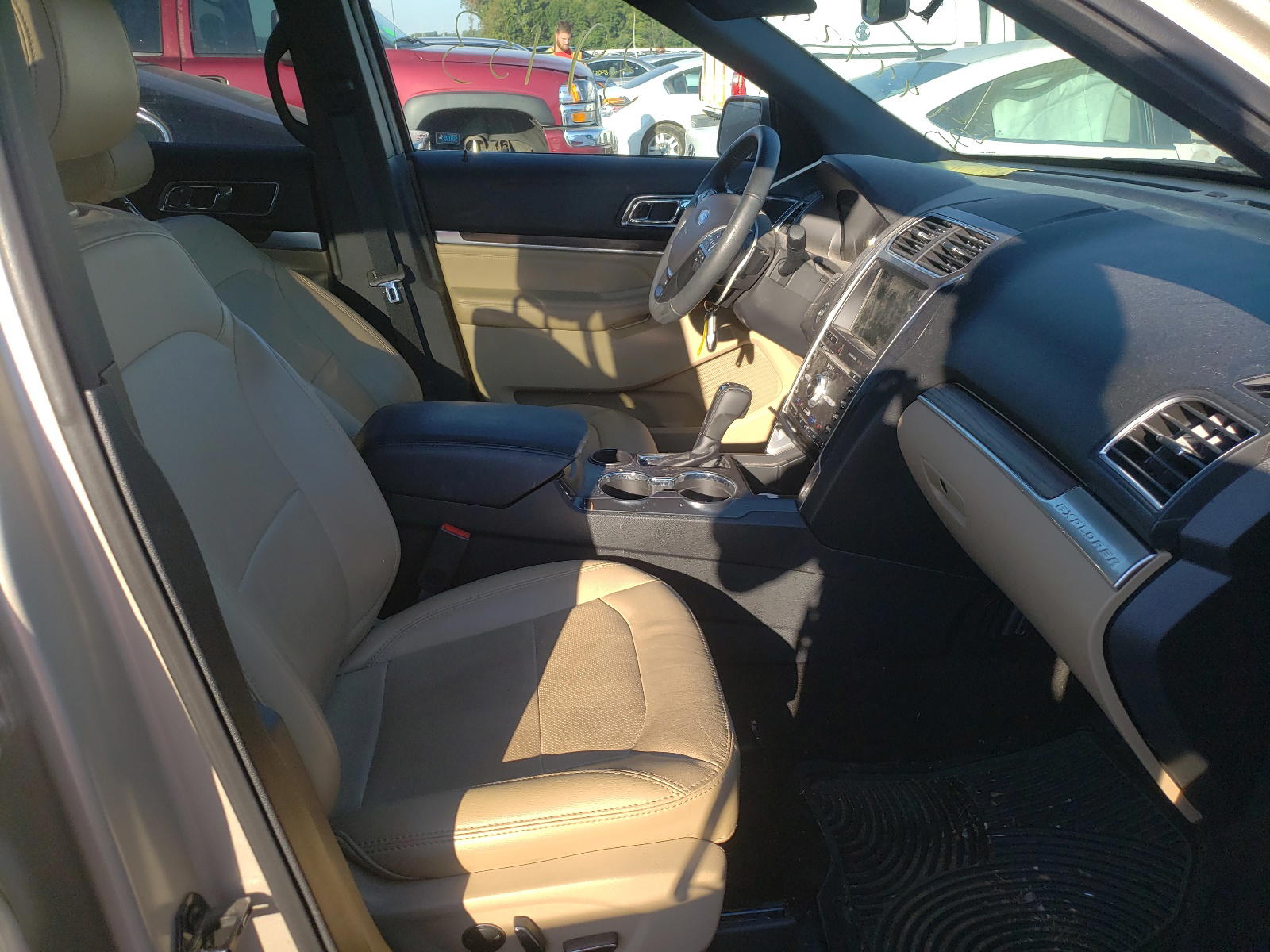 Photo 5 from auction – 2017 FORD EXPLORER L with VIN 1FM5K7F87HGD35552