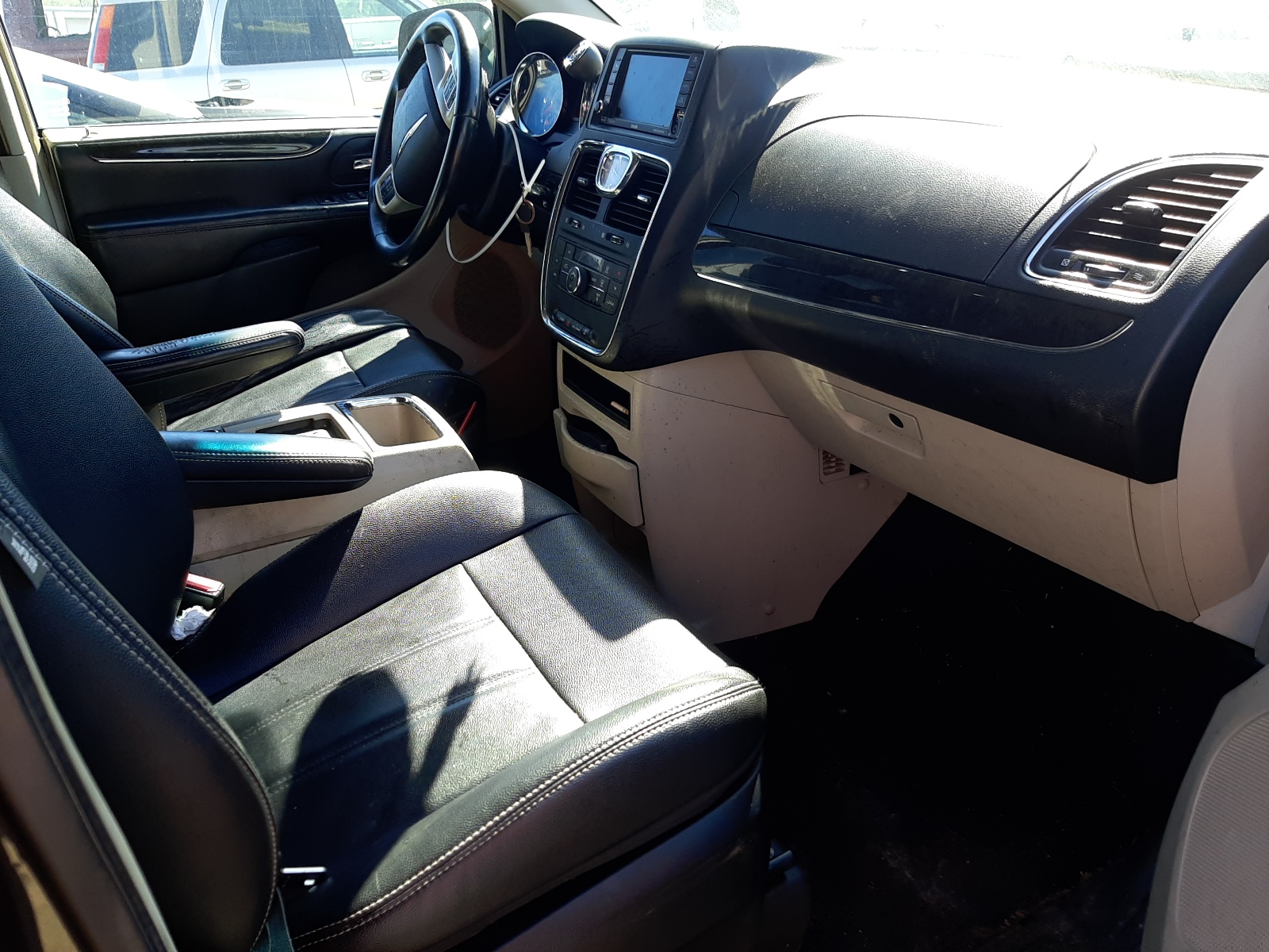 Photo 5 from auction – 2014 CHRYSLER TOWN & COU with VIN 2C4RC1BG7ER440437
