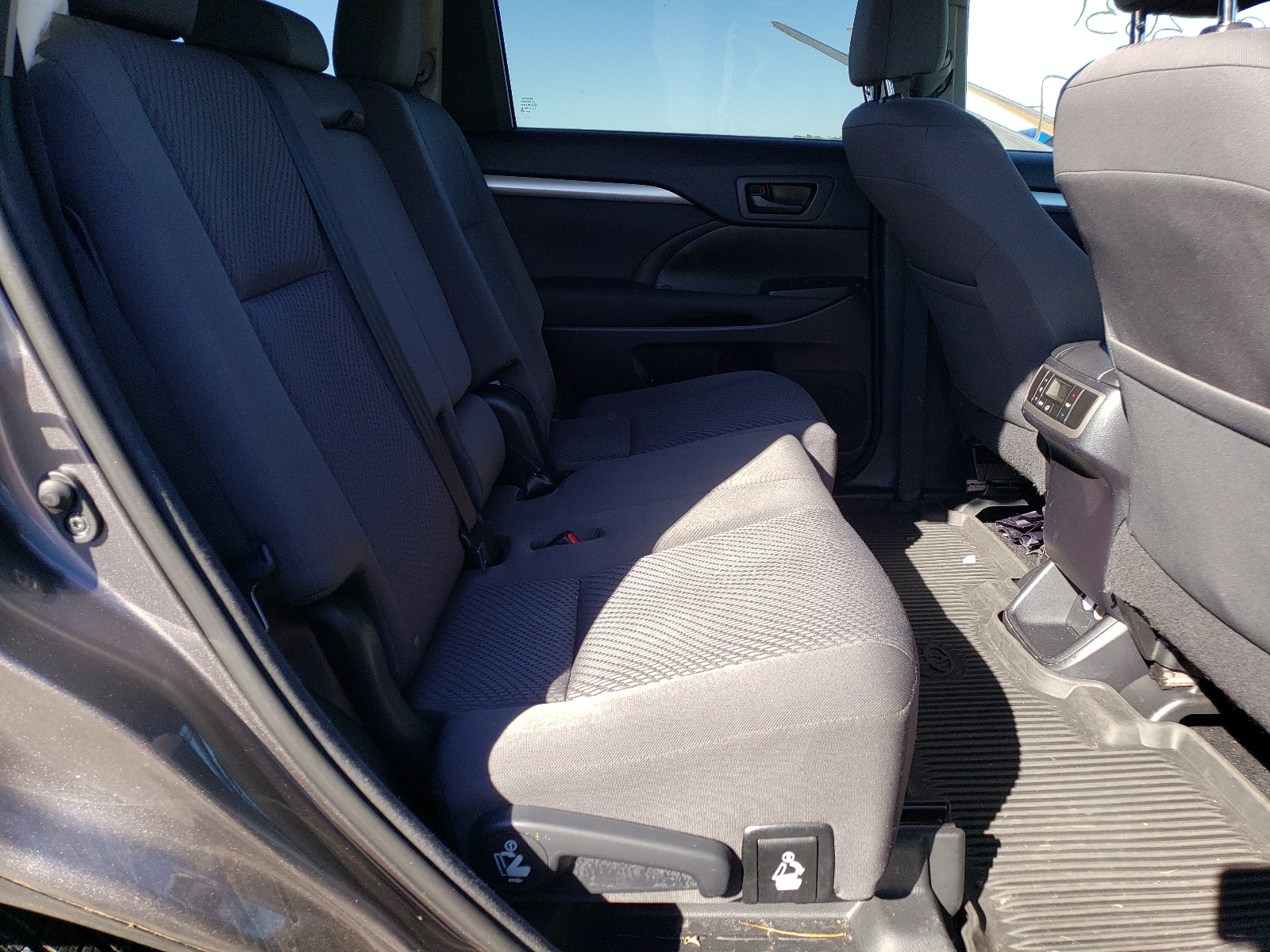Photo 6 from auction – 2016 TOYOTA HIGHLANDER with VIN 5TDZARFH9GS017795