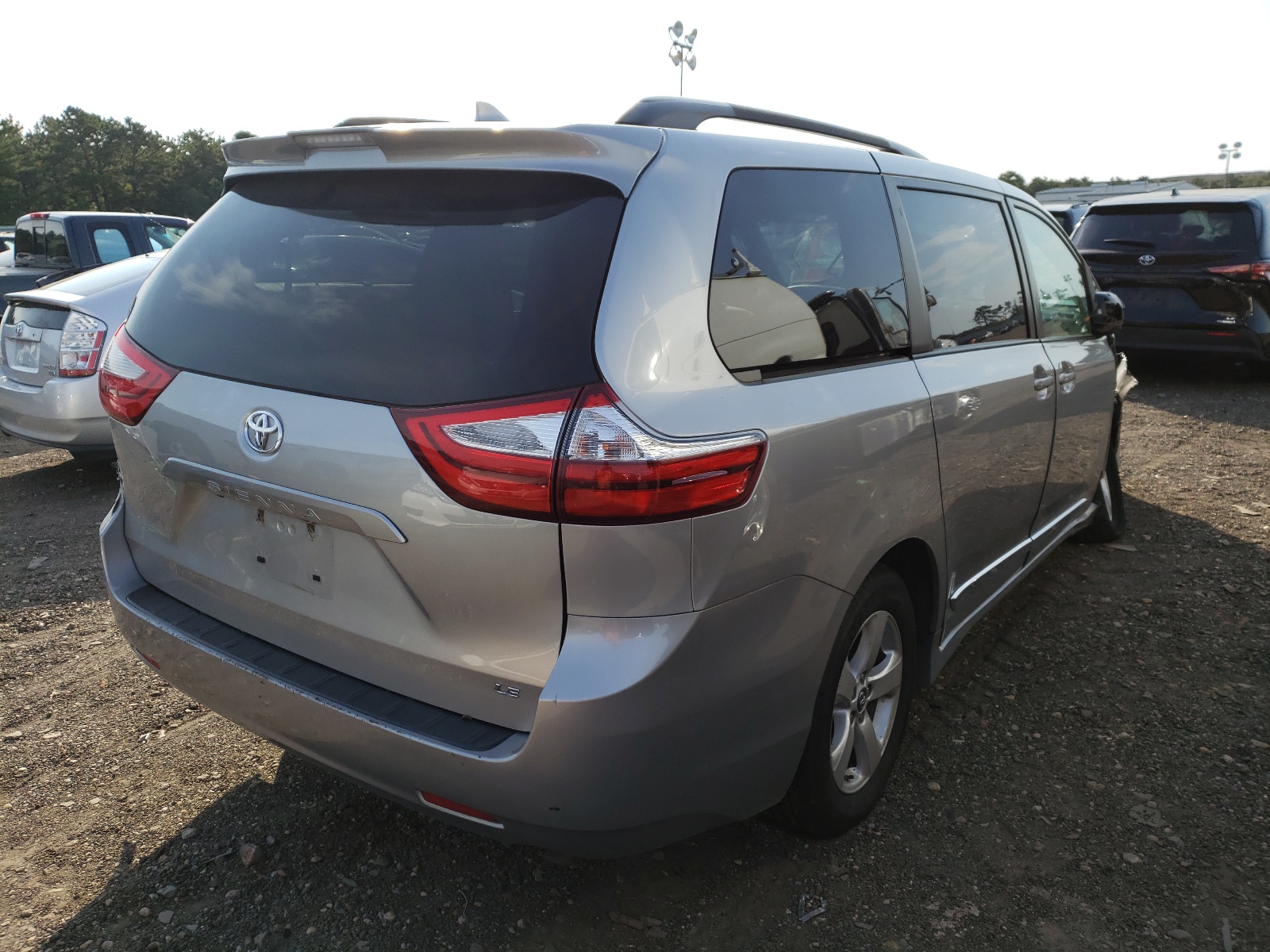 Photo 4 from auction – 2018 TOYOTA SIENNA LE with VIN 5TDKZ3DC2JS932901