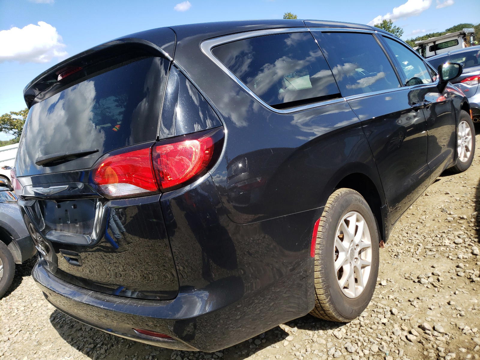 Photo 4 from auction – 2017 CHRYSLER PACIFICA T with VIN 2C4RC1DG4HR502586