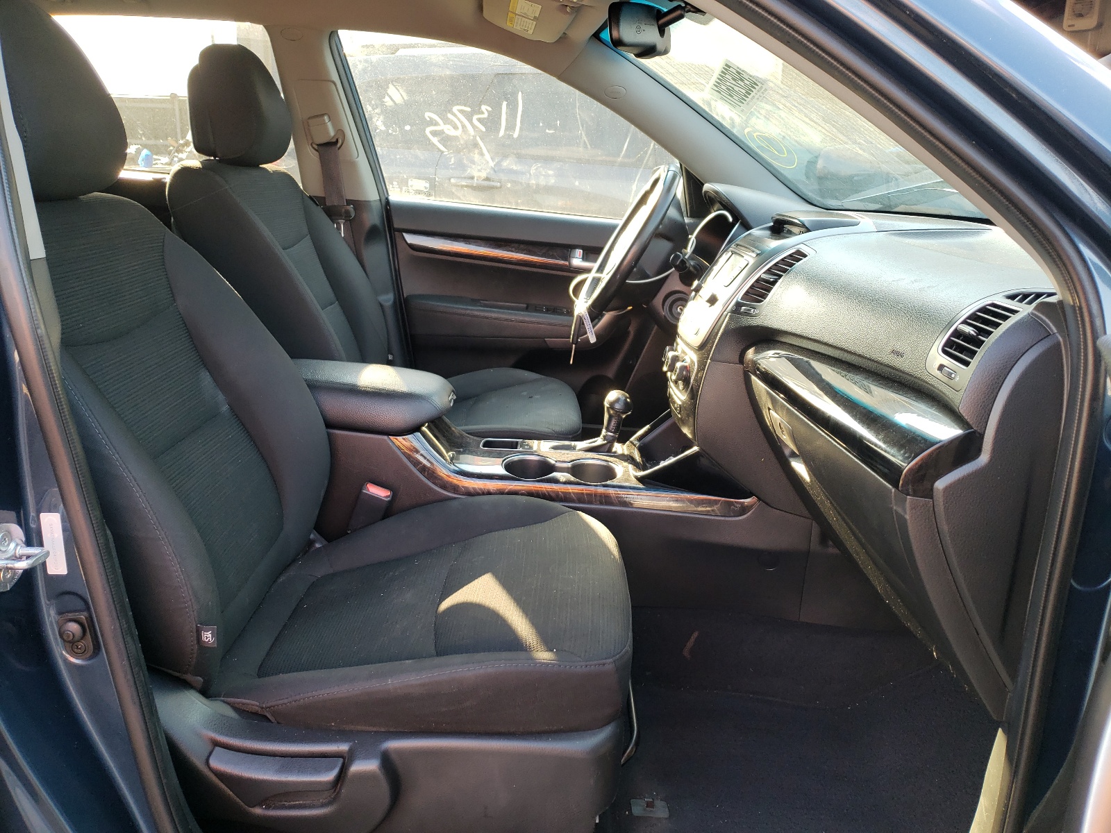 Photo 5 from auction – 2014 KIA SORENTO LX with VIN 5XYKT4A61EG459310