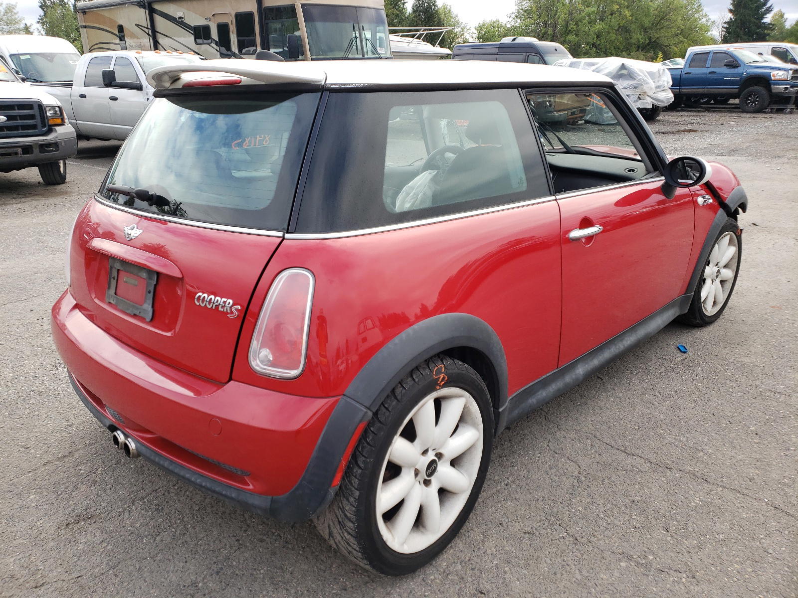 Photo 4 from auction – 2005 MINI COOPER S with VIN WMWRE33555TL10715
