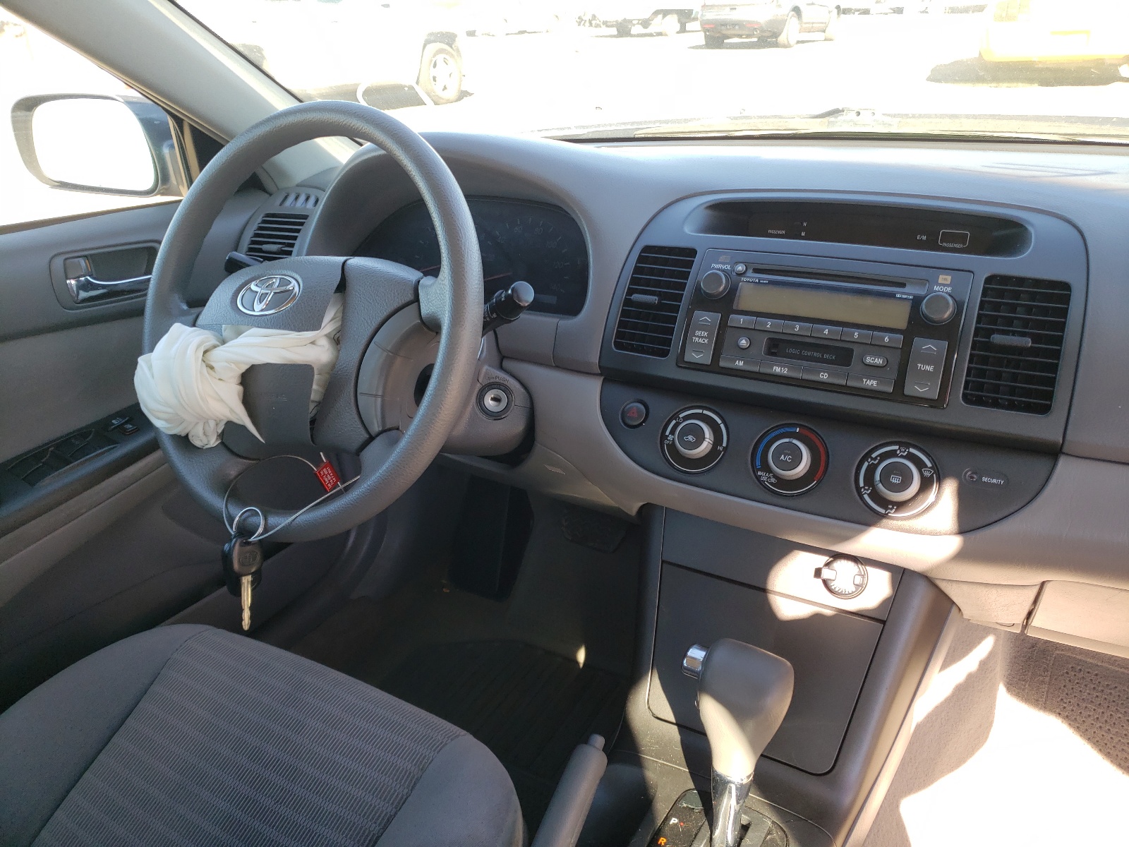 Photo 9 from auction – 2005 TOYOTA CAMRY LE with VIN 4T1BF30K05U612107