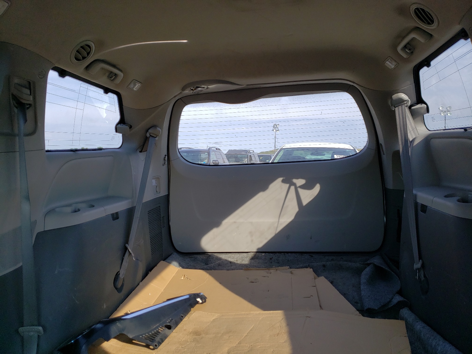 Photo 6 from auction – 2018 TOYOTA SIENNA LE with VIN 5TDKZ3DC2JS932901