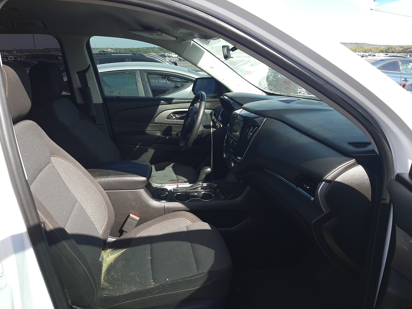 Photo 5 from auction – 2018 CHEVROLET TRAVERSE L with VIN 1GNERFKW3JJ249833