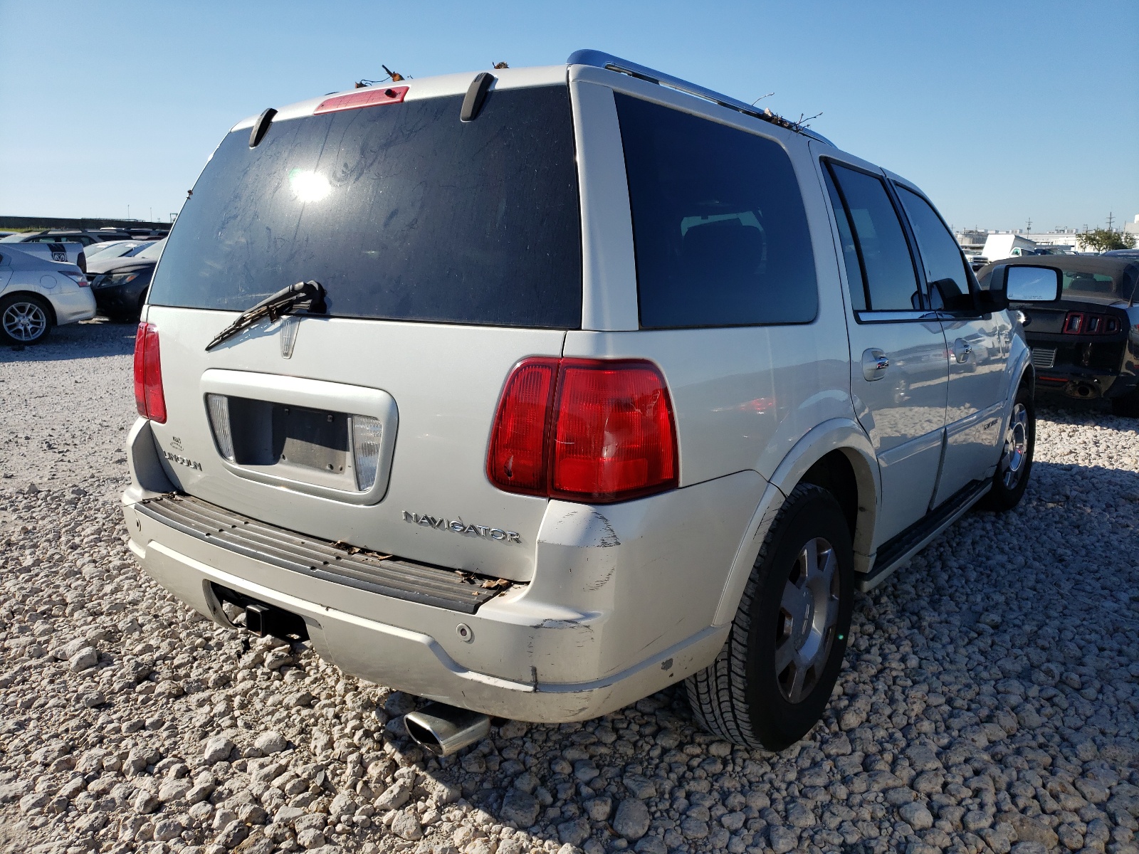 Photo 4 from auction – 2005 LINCOLN NAVIGATOR with VIN 5LMFU27585LJ08392