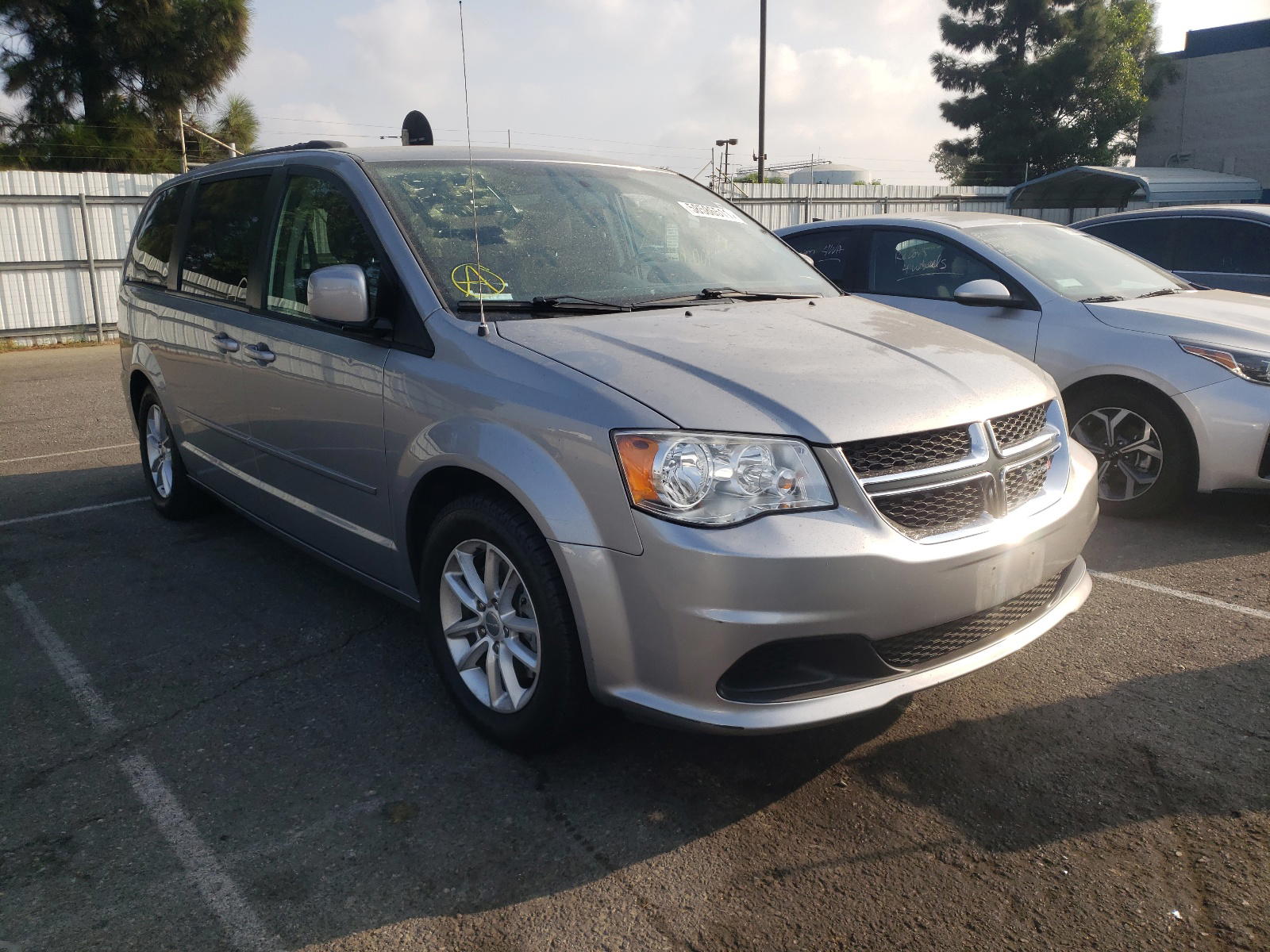 DODGE GRAND CARA 2015 with VIN 2C4RDGCG2FR745490 - Photo from auction