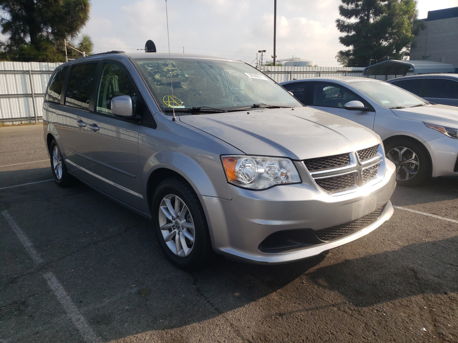 DODGE GRAND CARA 2015 مع رقم تعريف المركبة 2C4RDGCG2FR745490 - صورة من المزاد