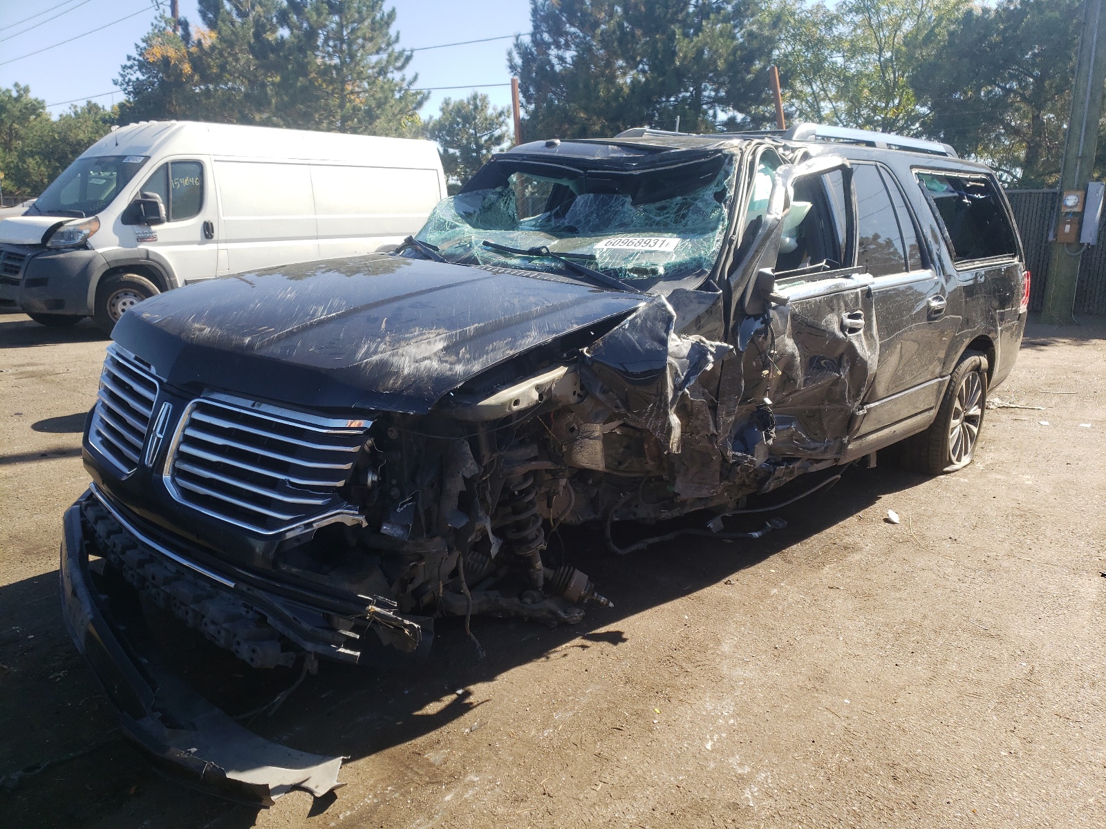 Photo 2 from auction – 2016 LINCOLN NAVIGATOR with VIN 5LMJJ3JT0GEL10201
