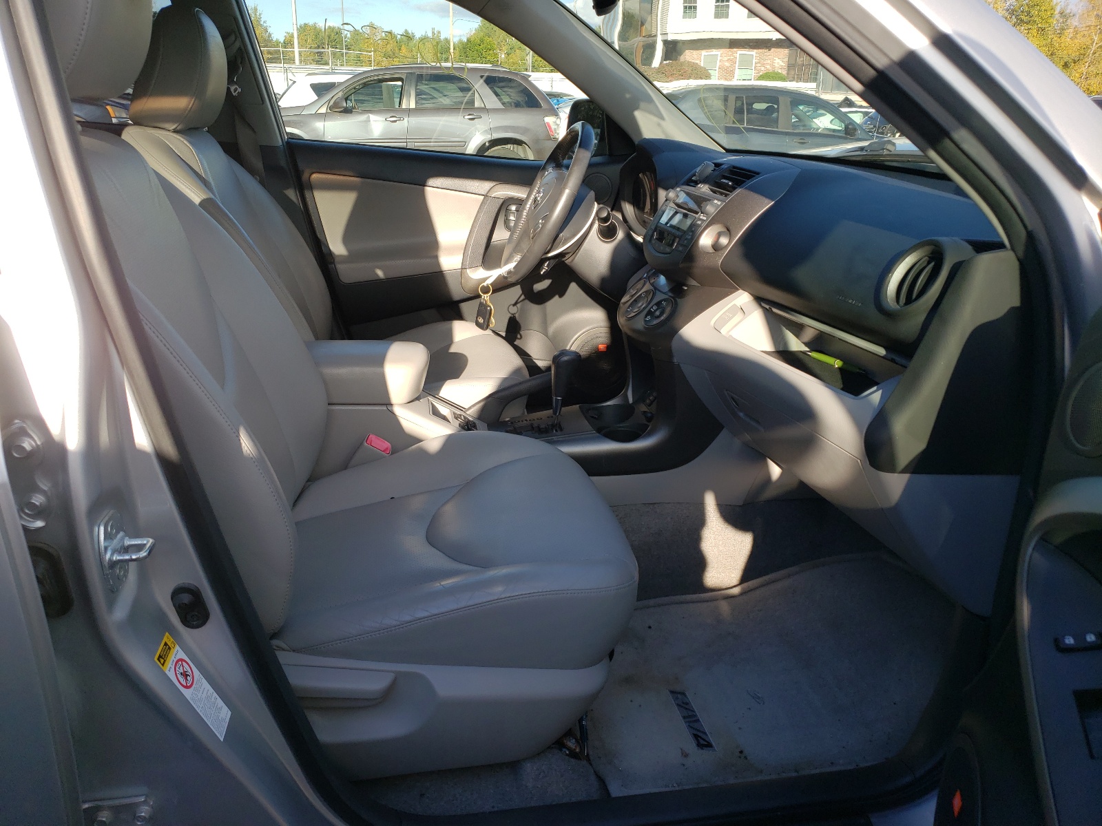 Photo 5 from auction – 2010 TOYOTA RAV4 LIMIT with VIN JTMDK4DV3AD014462