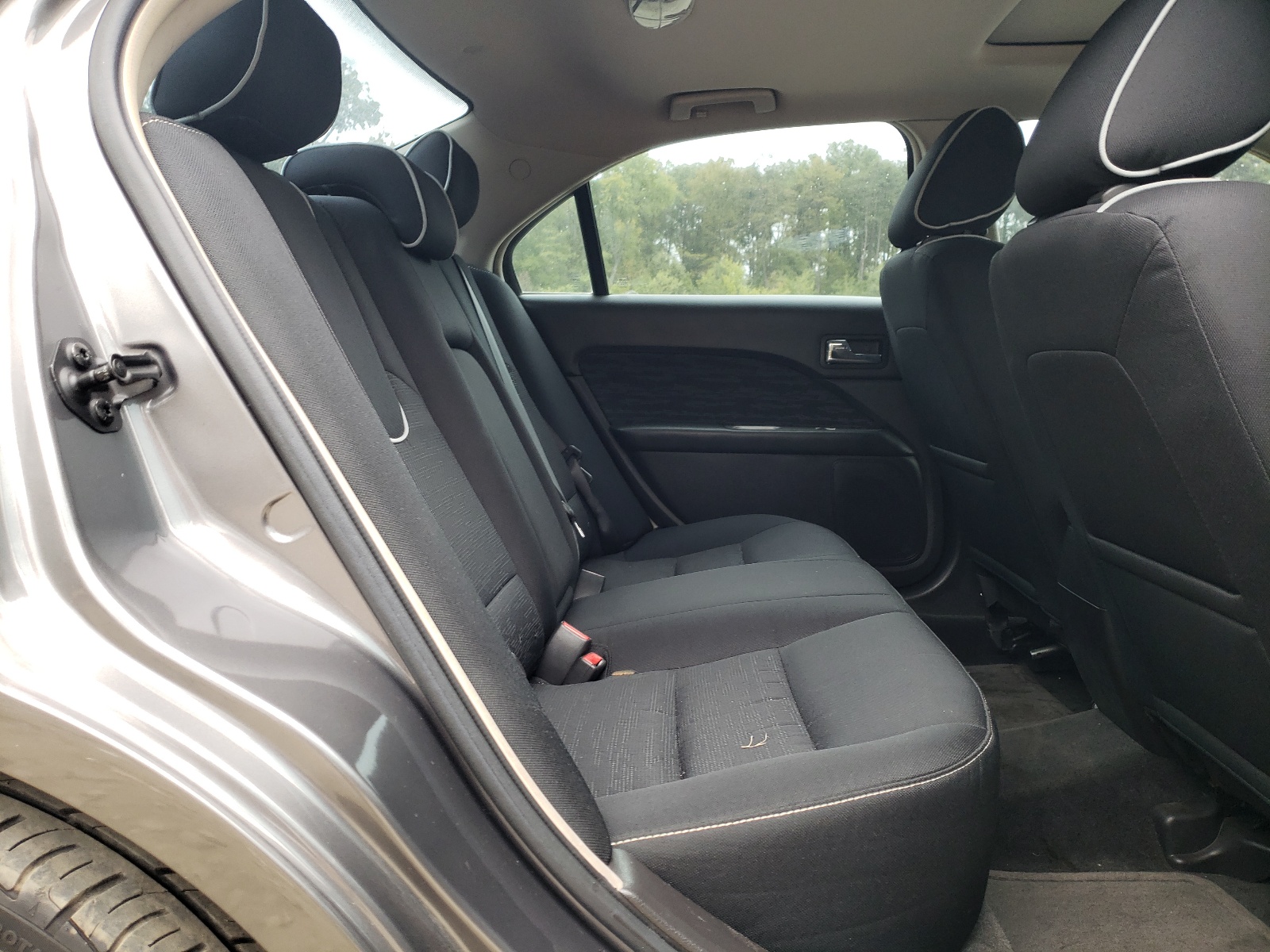 Photo 6 from auction – 2011 FORD FUSION SE with VIN 3FAHP0HA3BR241037