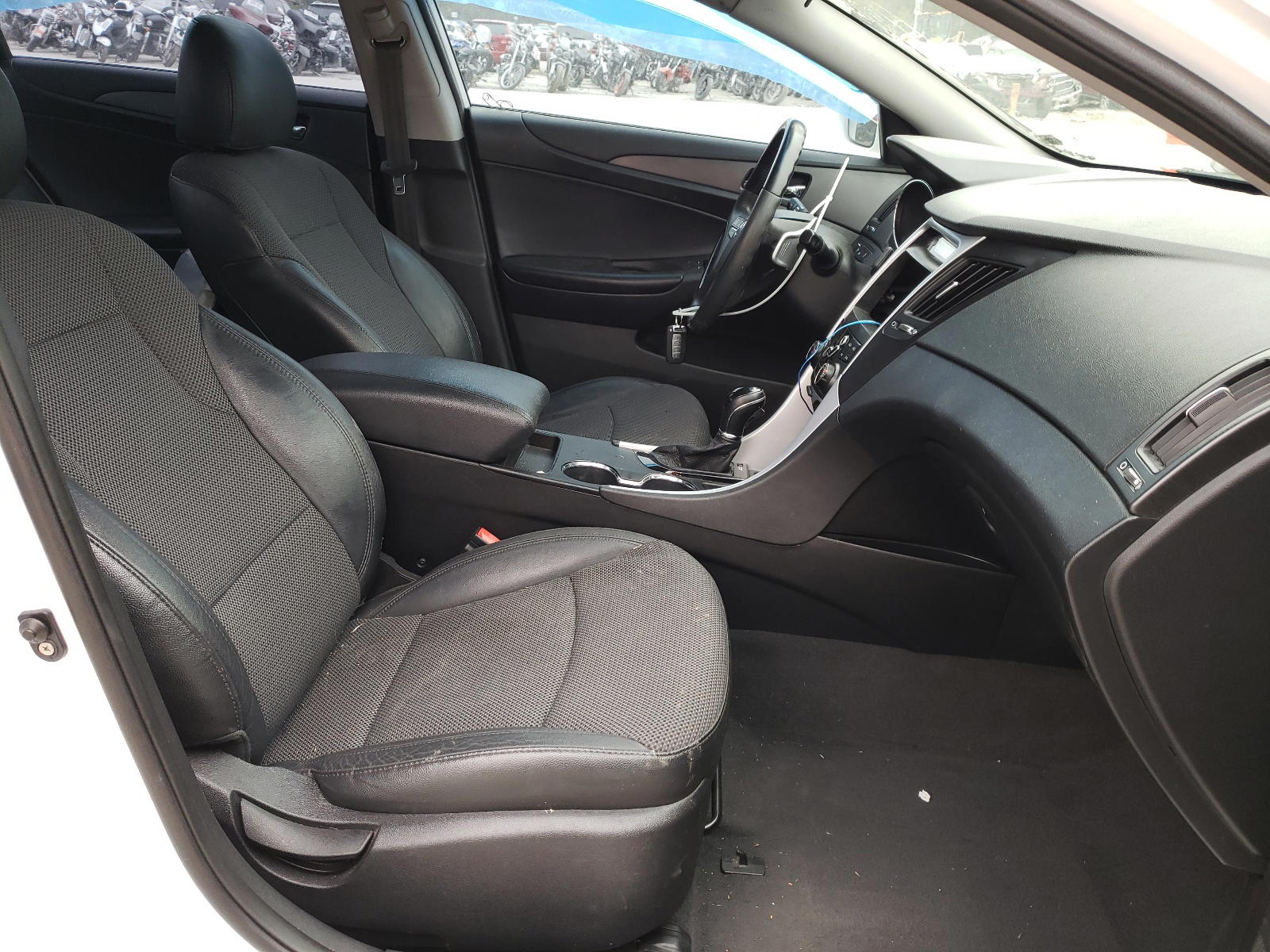 Photo 5 from auction – 2011 HYUNDAI SONATA SE with VIN 5NPEC4ABXBH207683