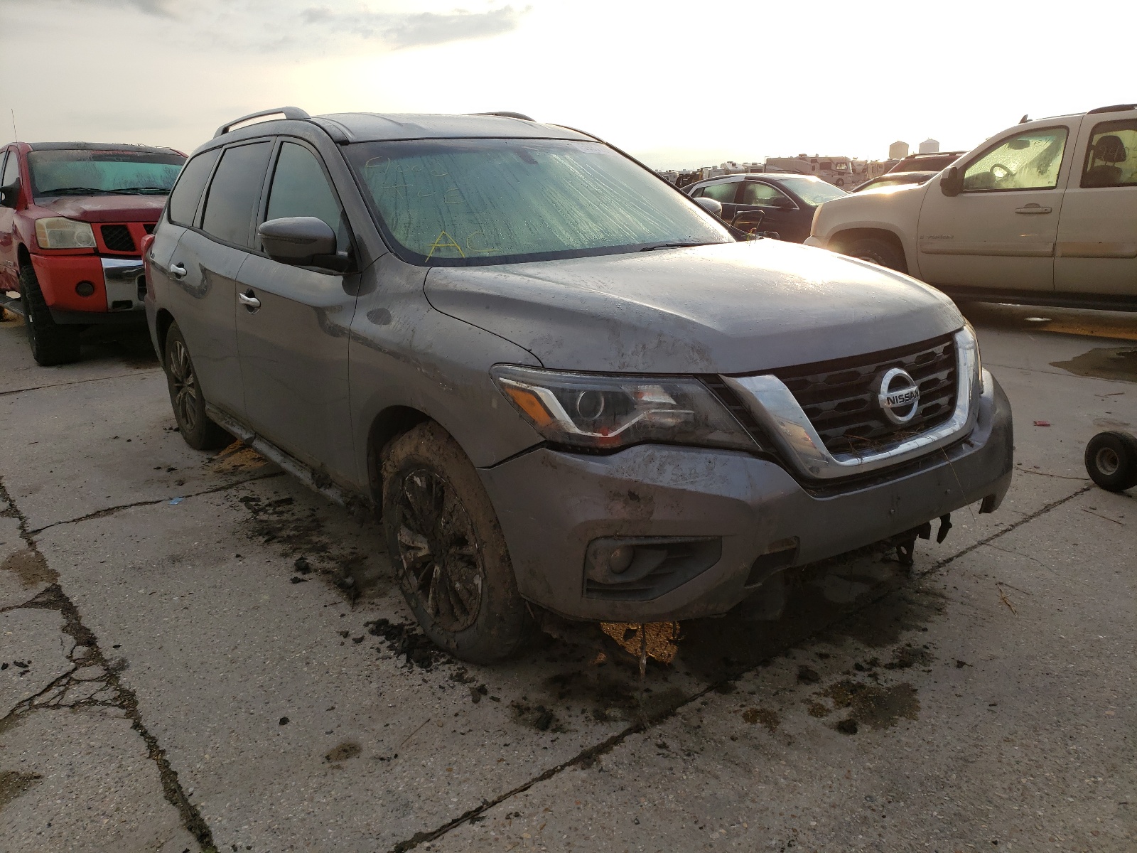 NISSAN PATHFINDER 2017 with VIN 5N1DR2MM1HC685101 - Photo from auction