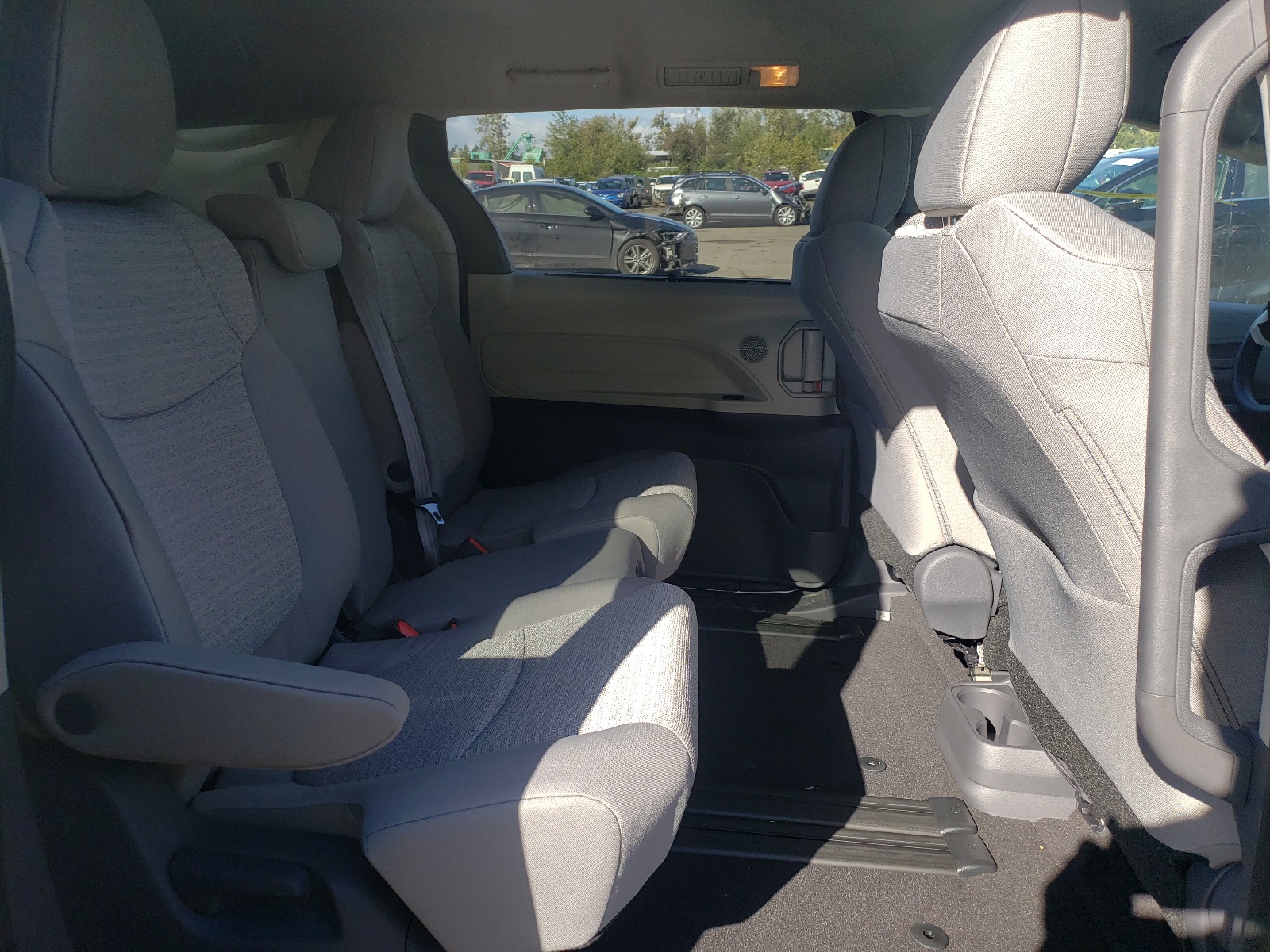 Photo 6 from auction – 2021 TOYOTA SIENNA LE with VIN 5TDKRKEC2MS072141