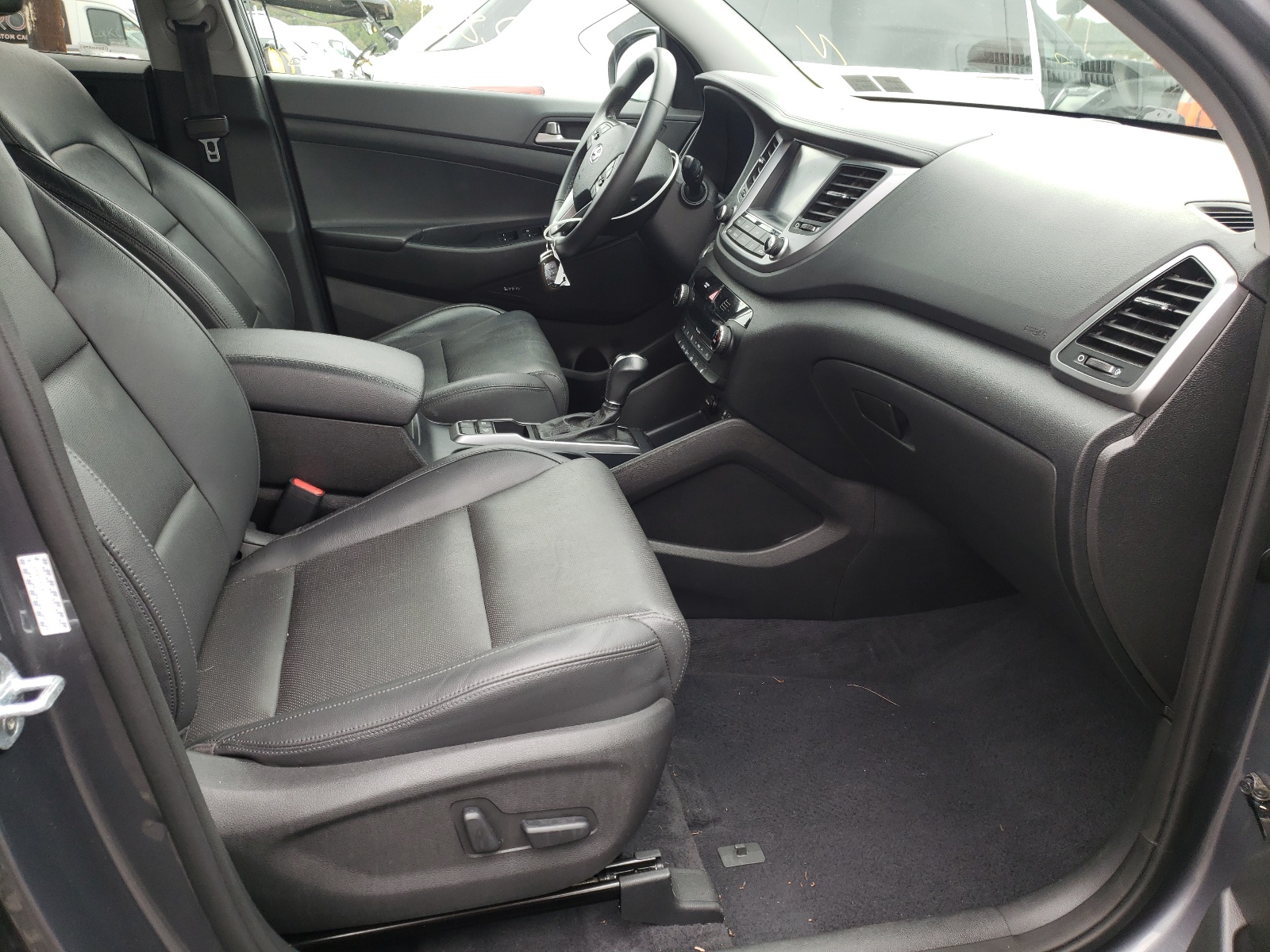 Photo 5 from auction – 2018 HYUNDAI TUCSON SEL with VIN KM8J3CA44JU680439