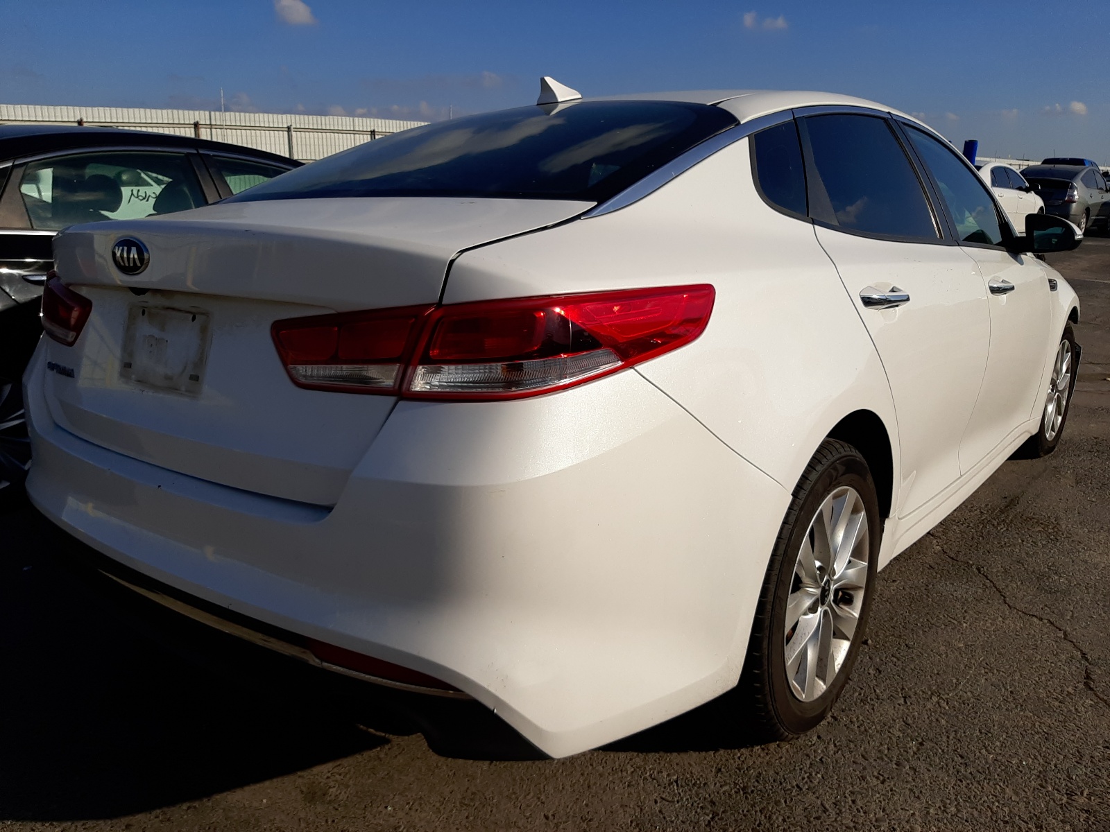 Photo 4 from auction – 2017 KIA OPTIMA LX with VIN 5XXGT4L30HG128512