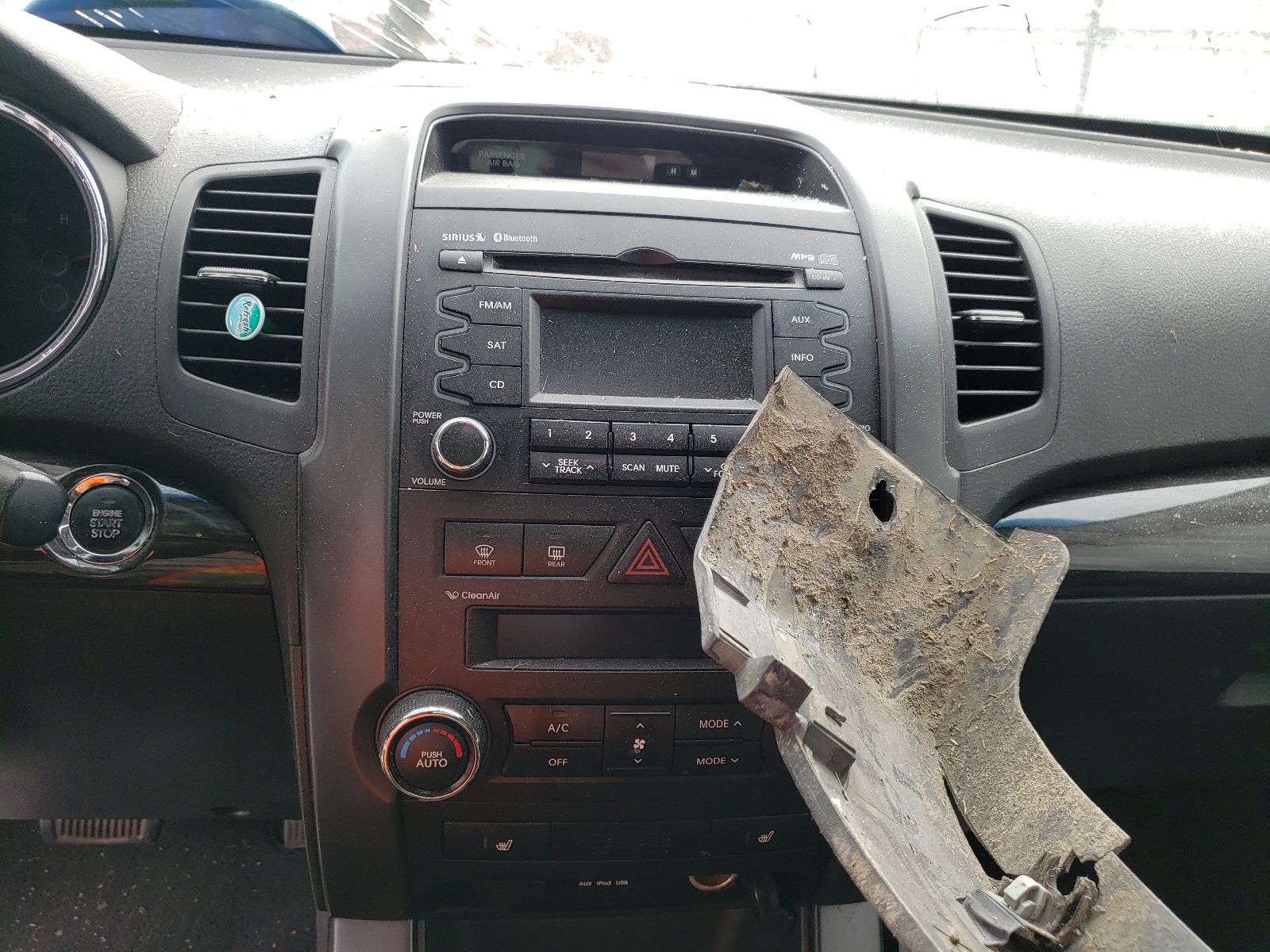 Photo 9 from auction – 2011 KIA SORENTO EX with VIN 5XYKU4A2XBG172022