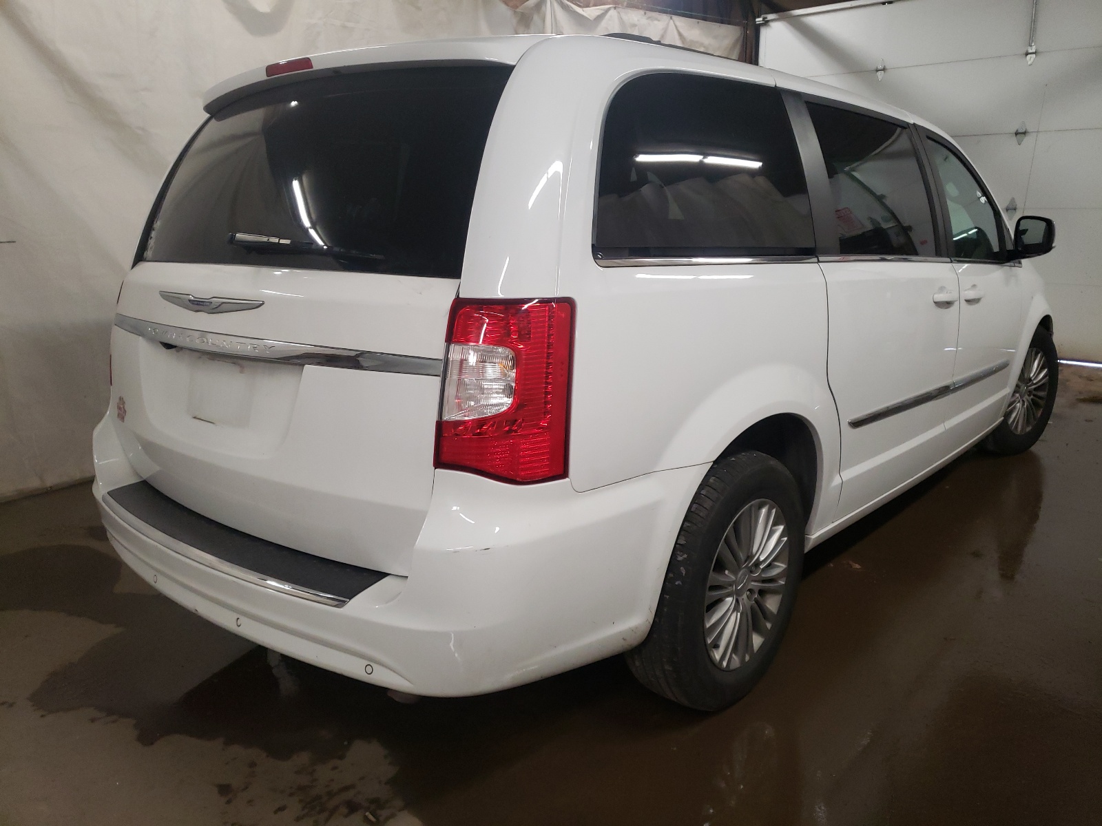 Photo 4 from auction – 2016 CHRYSLER TOWN & COU with VIN 2C4RC1CG0GR240405