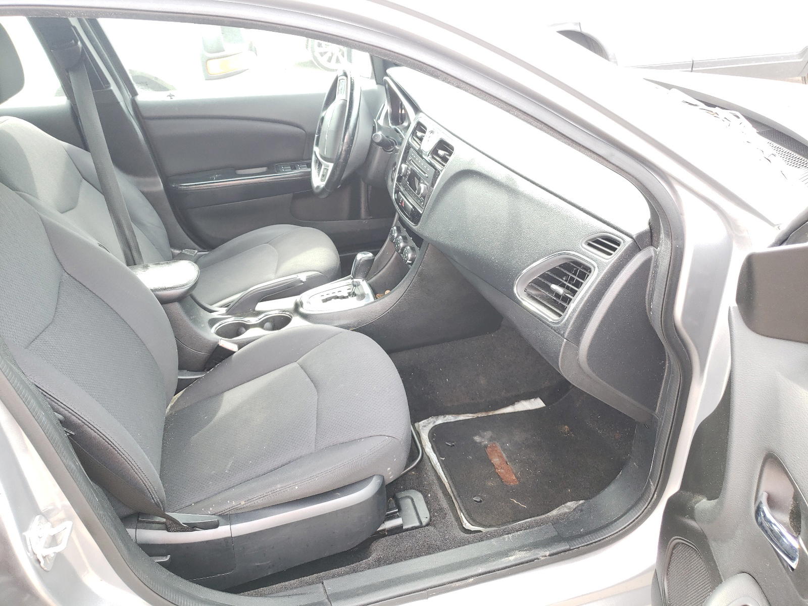 Photo 5 from auction – 2013 CHRYSLER 200 TOURIN with VIN 1C3CCBBG1DN744701